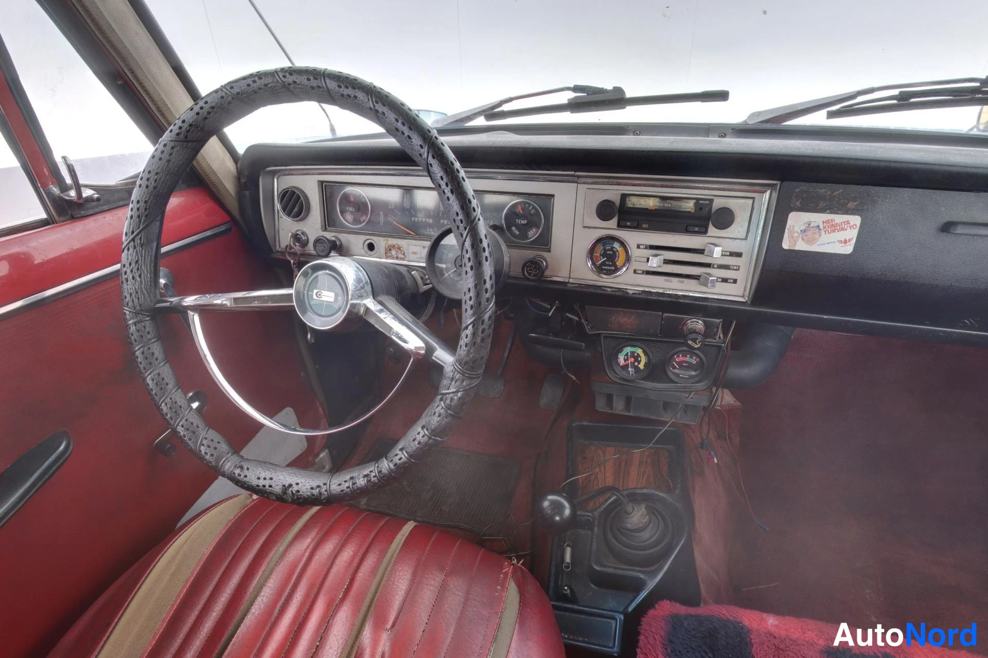 Punainen Toyota Corona 1965, ohjaamo, kuva 16