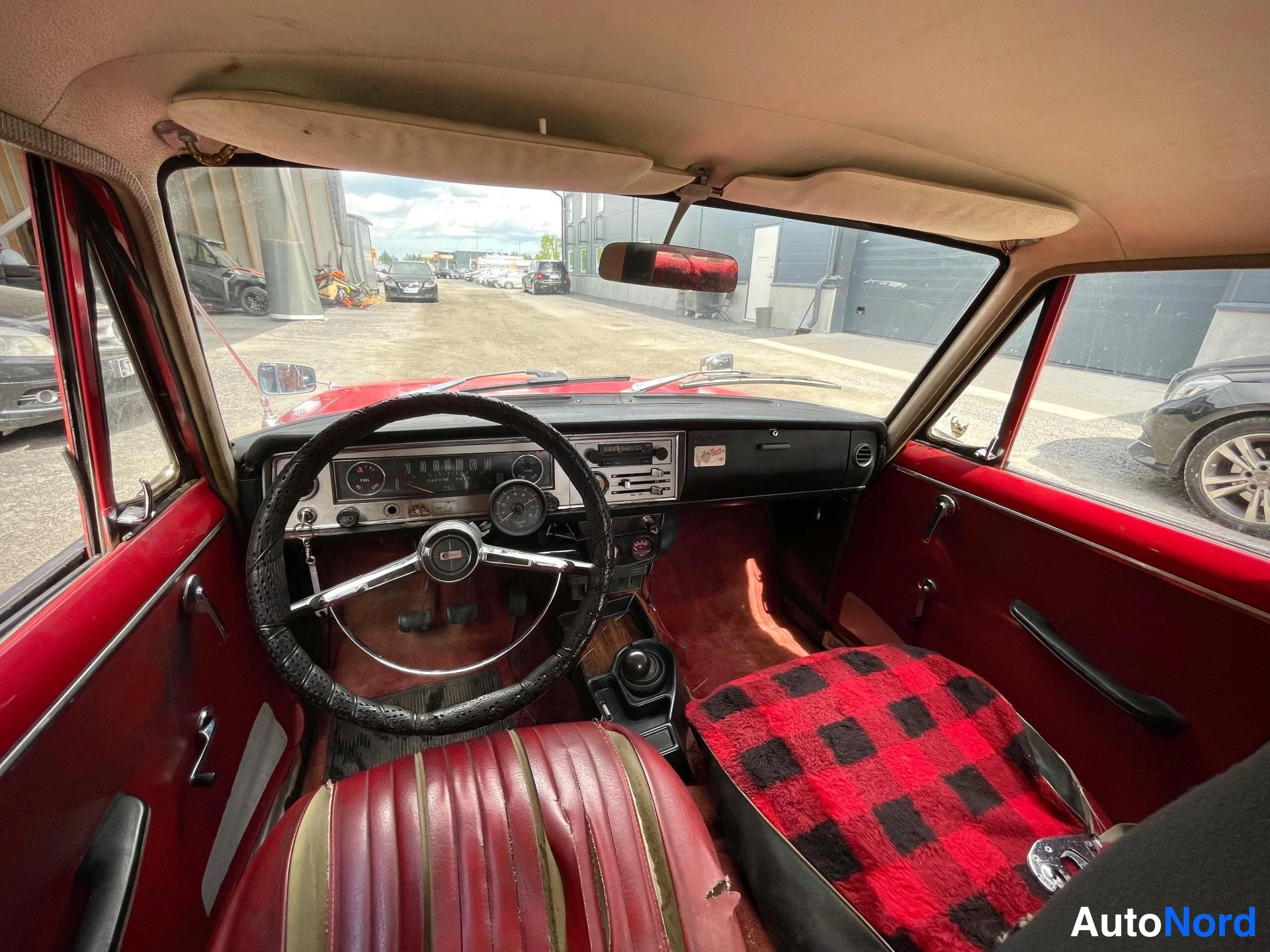 Punainen Toyota Corona 1965, ohjaamo, kuva 12