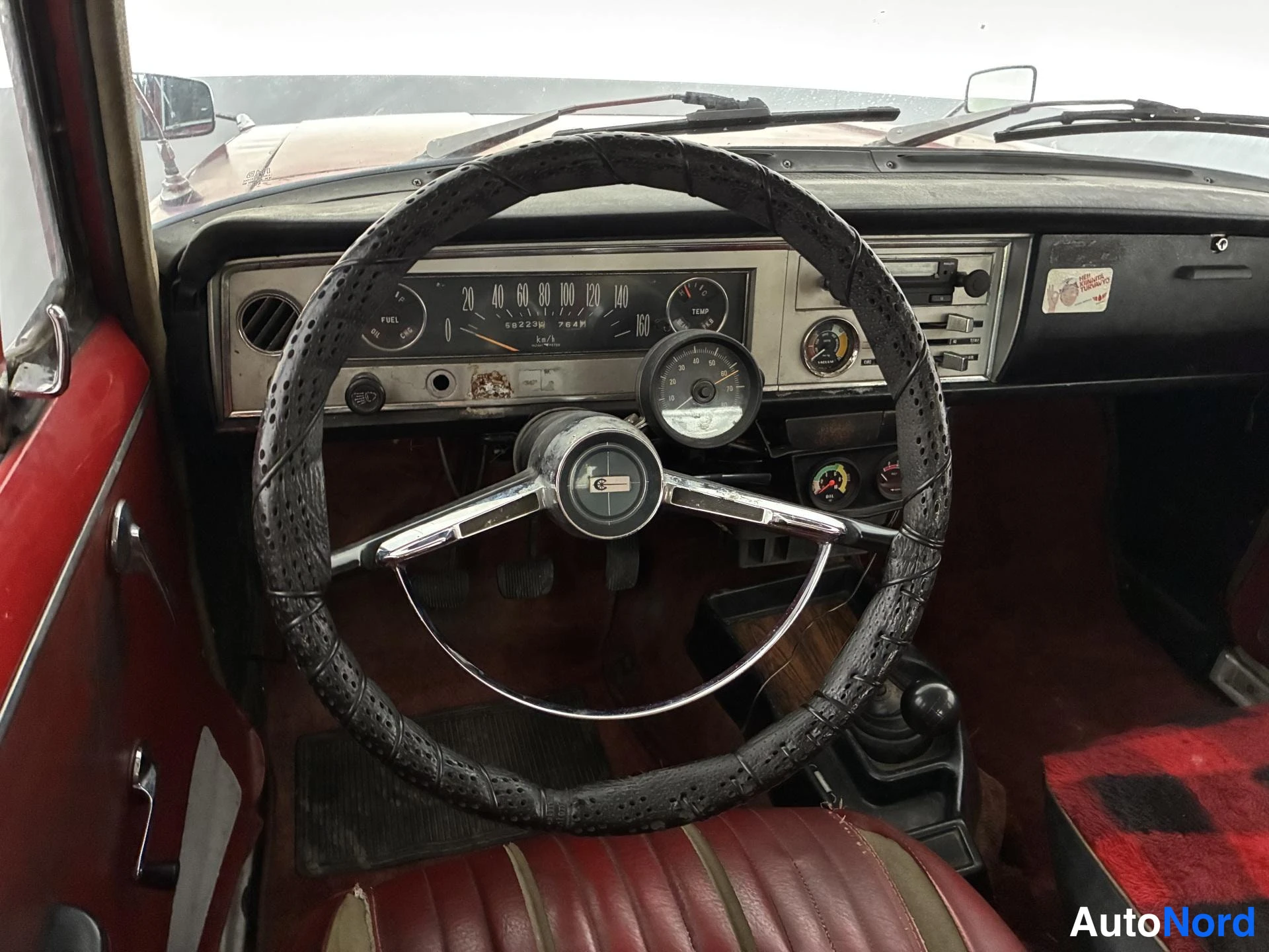 Punainen Toyota Corona 1965, ohjaamo, kuva 14