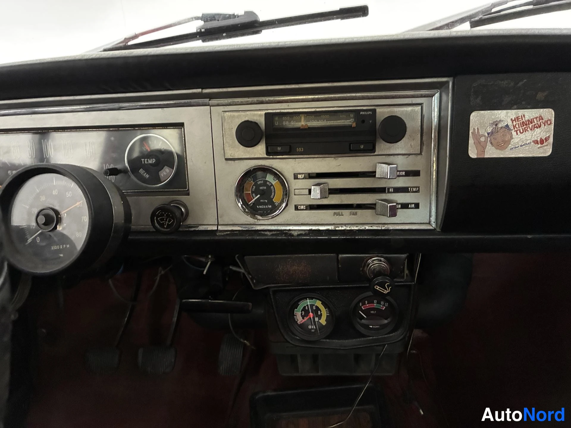 Punainen Toyota Corona 1965, ohjaamo, kuva 15