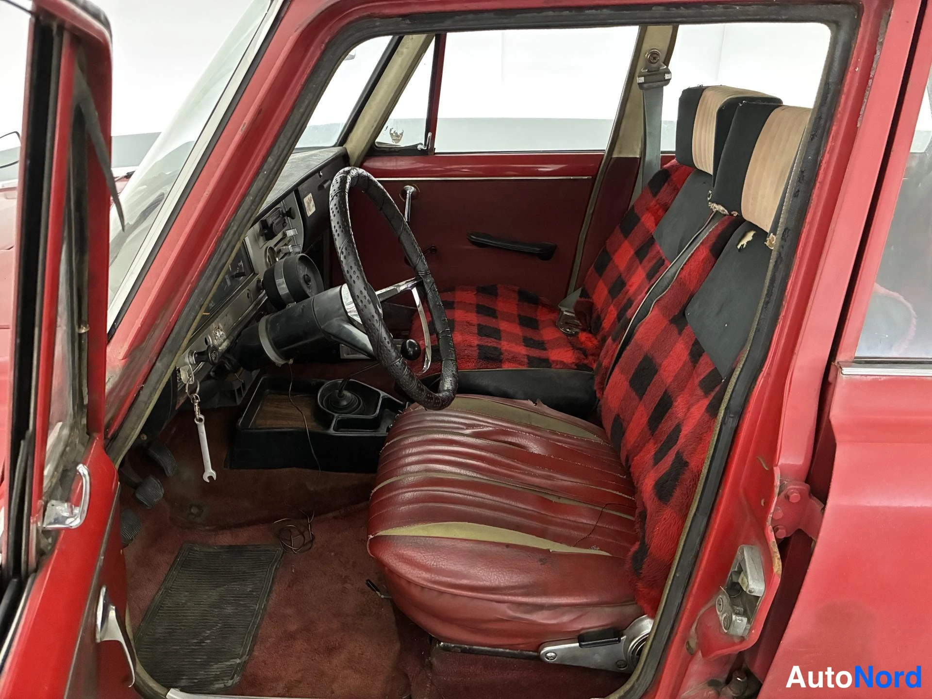 Punainen Toyota Corona 1965, etuistuimet, kuva 17
