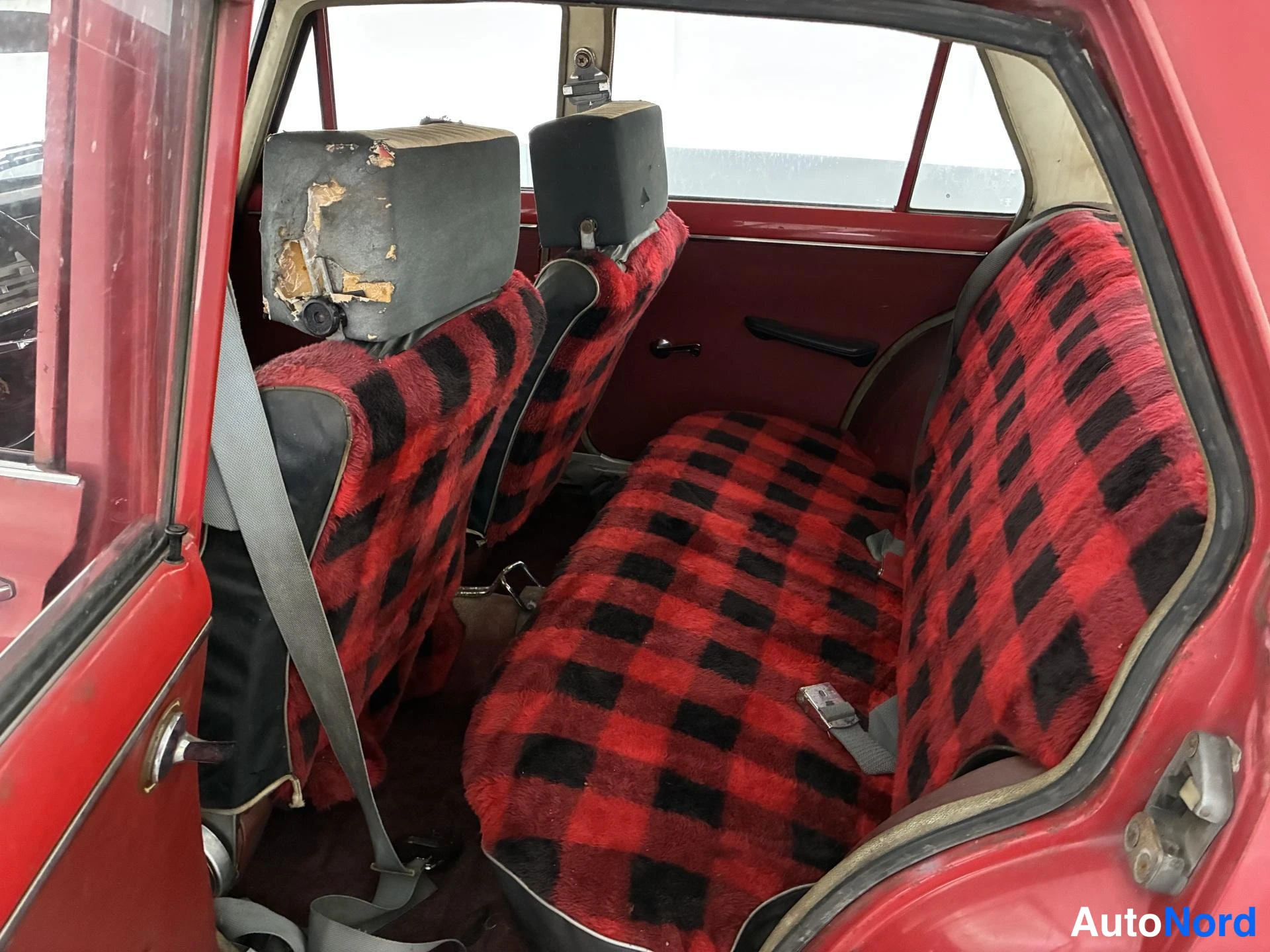 Punainen Toyota Corona 1965, takaistuimet, kuva 19