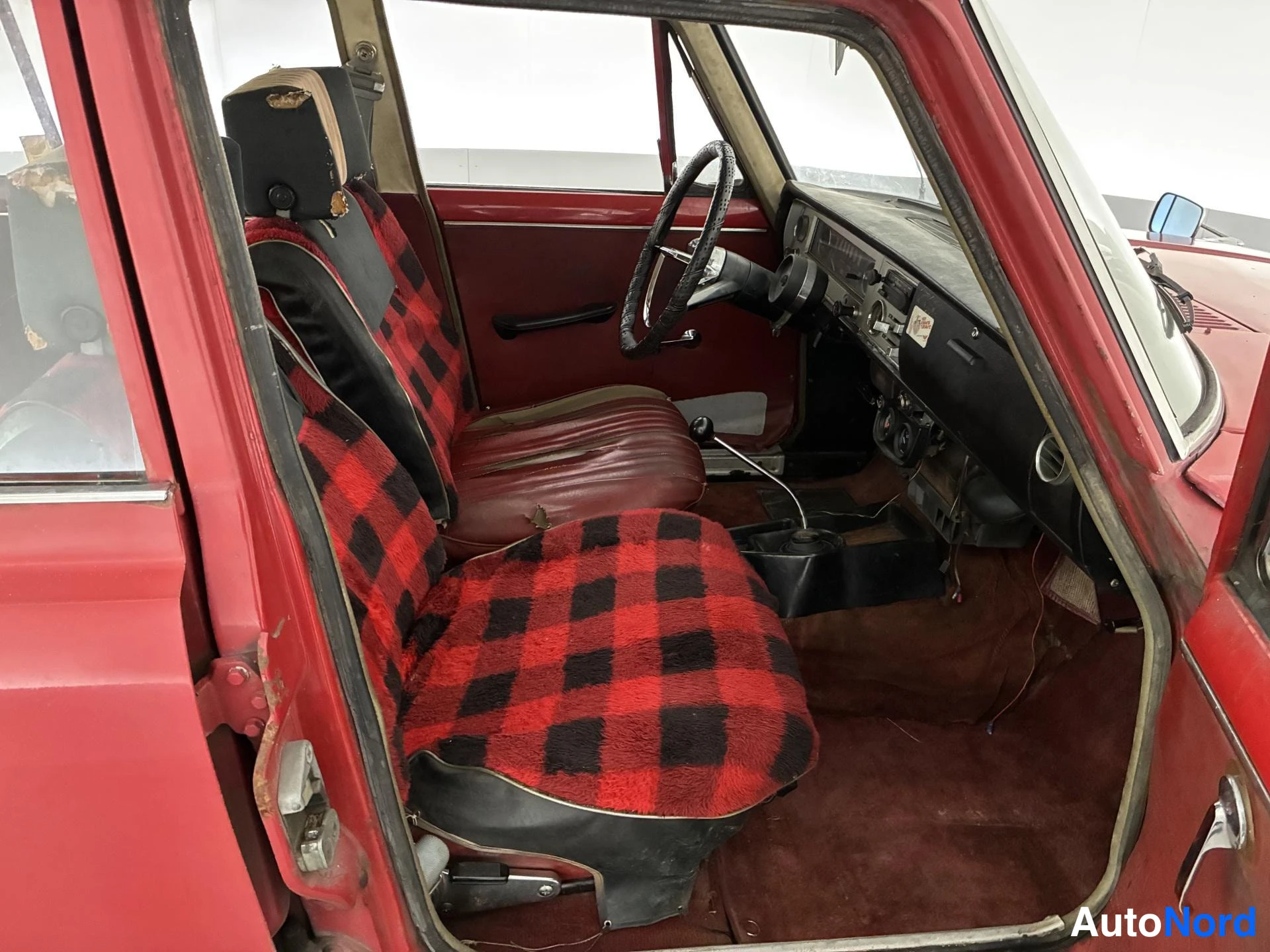 Punainen Toyota Corona 1965, ohjaamo, kuva 13