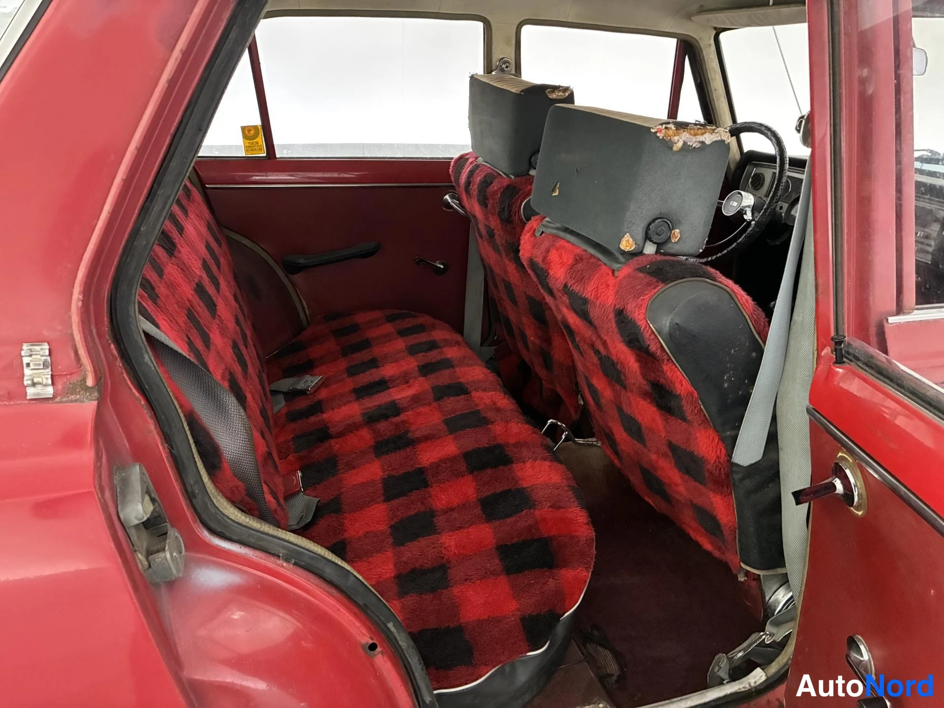 Punainen Toyota Corona 1965, takaistuimet, kuva 20