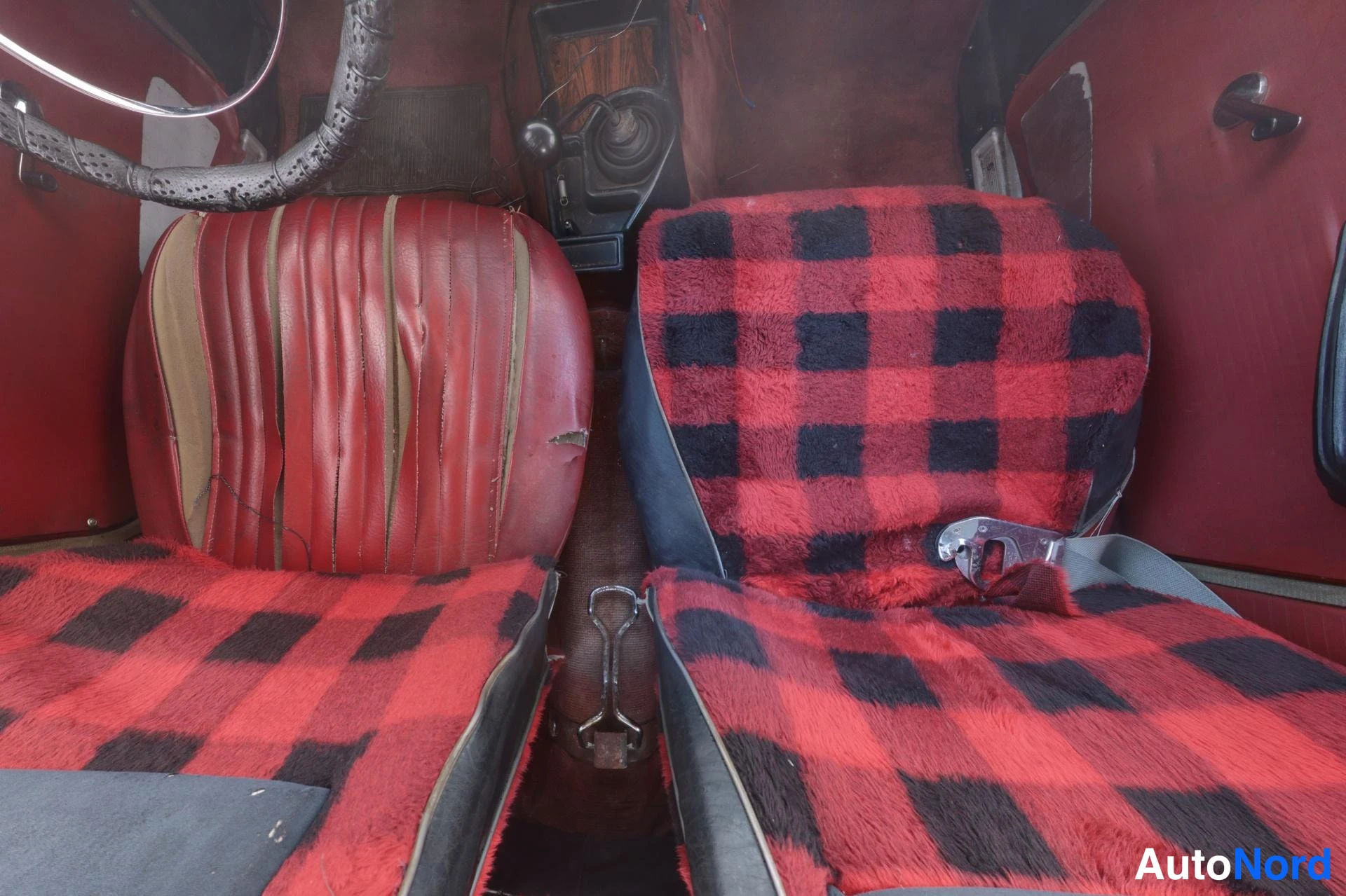 Punainen Toyota Corona 1965, etuistuimet, kuva 18