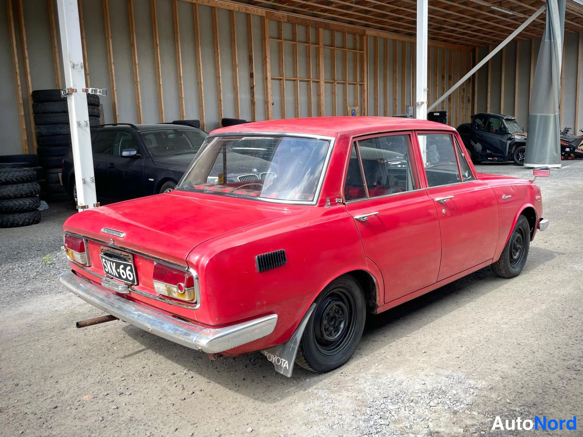 Punainen Toyota Corona 1965, takaviisto, kuva 8