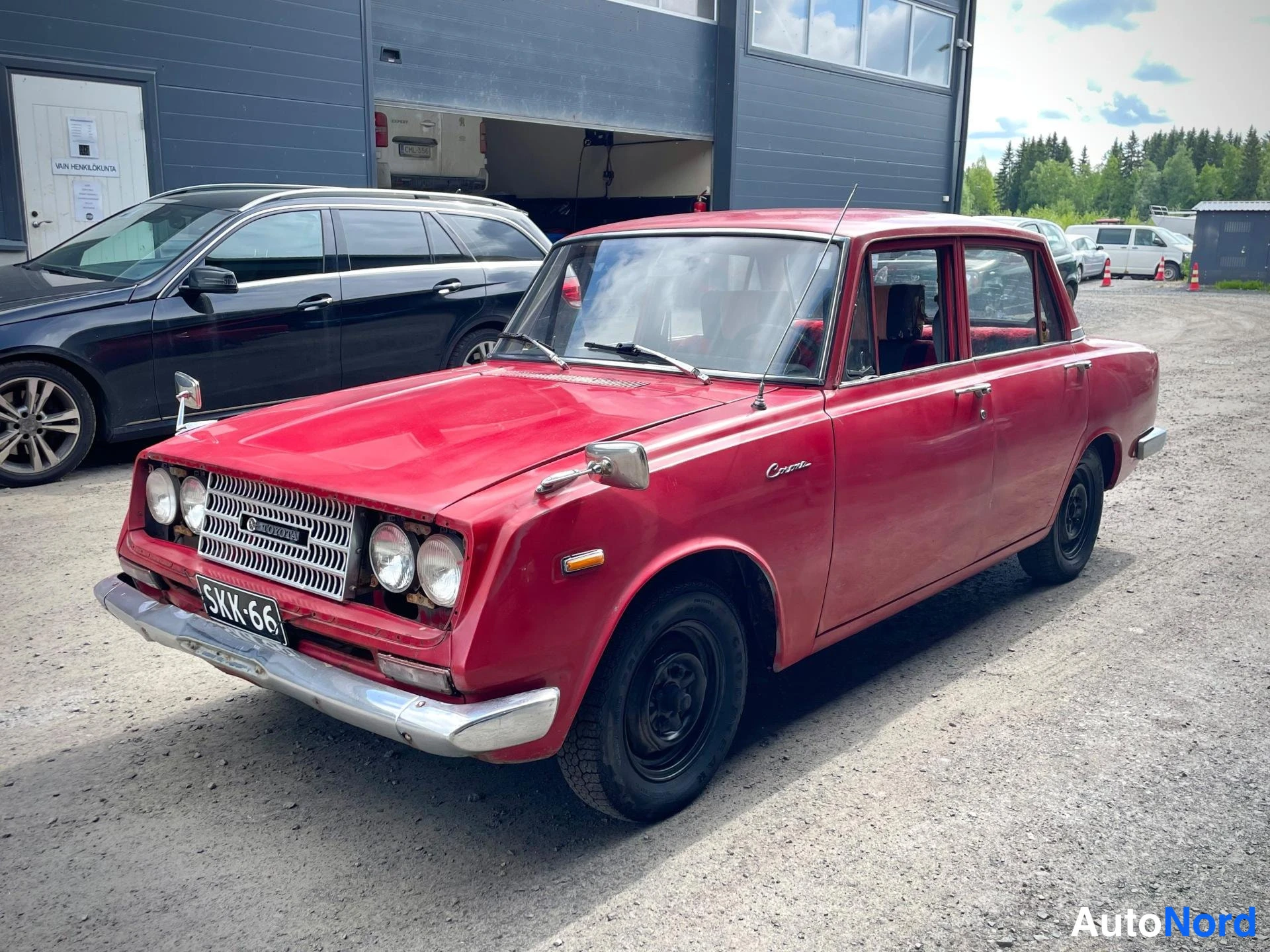 Punainen Toyota Corona 1965, etuviisto, keula vasemmalle, kuva 2
