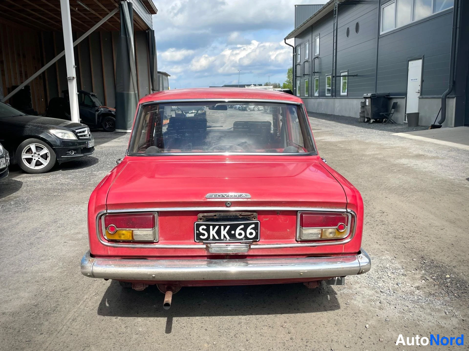 Punainen Toyota Corona 1965, takaa, kuva 11