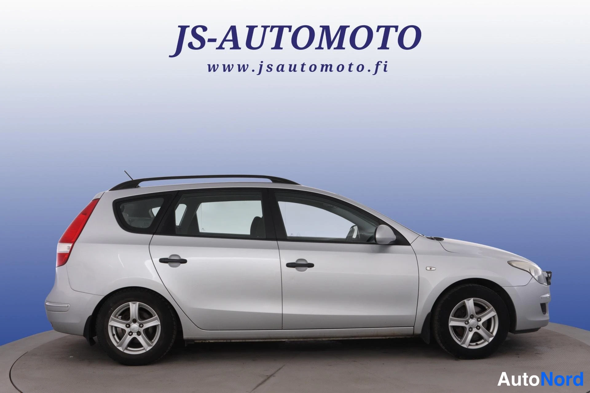 Silver Hyundai i30 2009, från sidan, bild 3