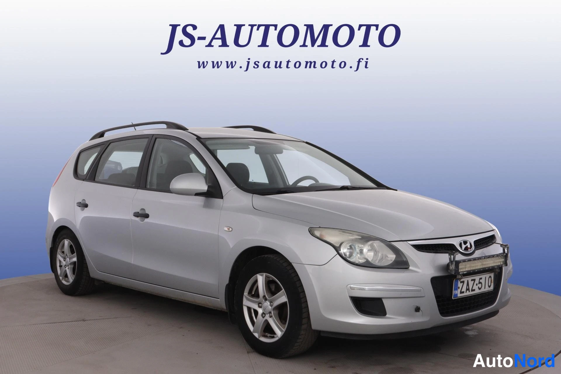 Silver Hyundai i30 2009, snett framifrån, fronten åt höger, bild 2