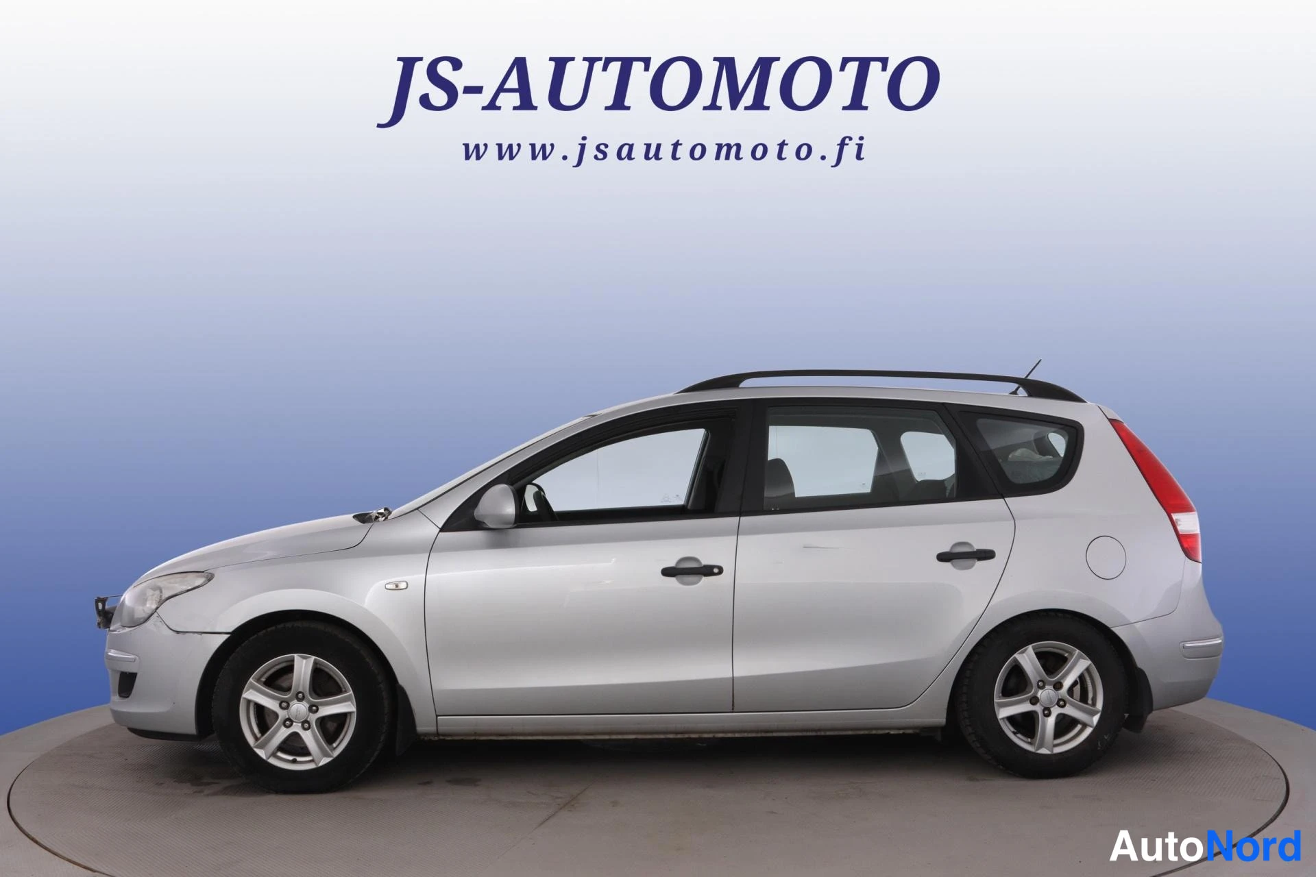 Silver Hyundai i30 2009, från sidan, bild 4