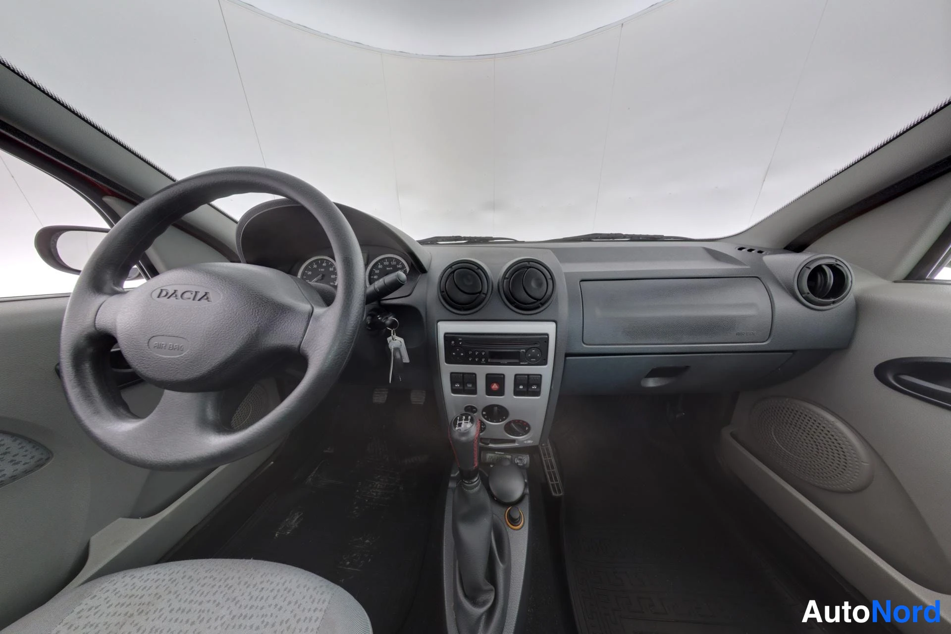 Punainen Dacia Logan 2006, ohjaamo, kuva 8