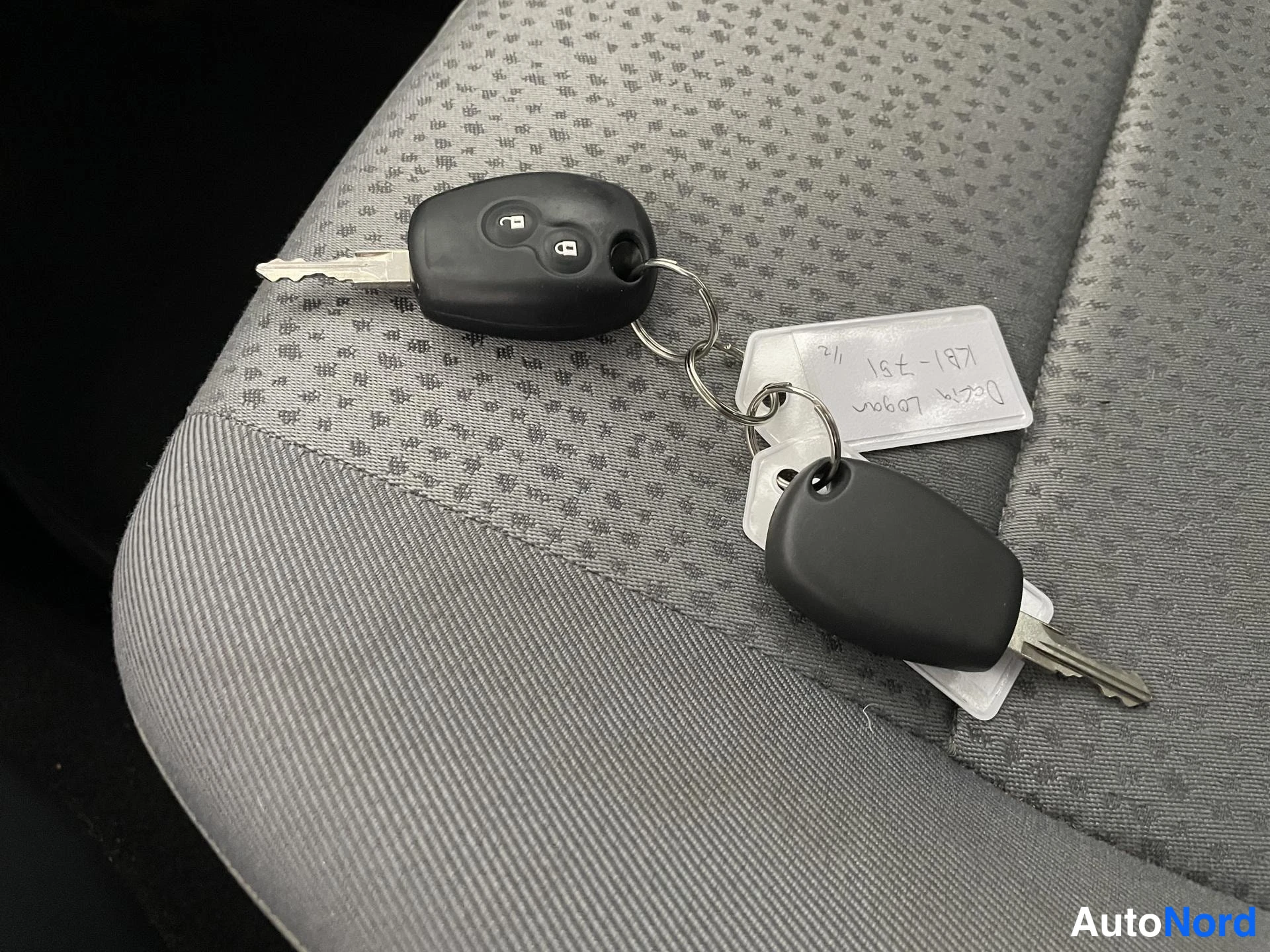 Punainen Dacia Logan 2006, yksityiskohta, kuva 17