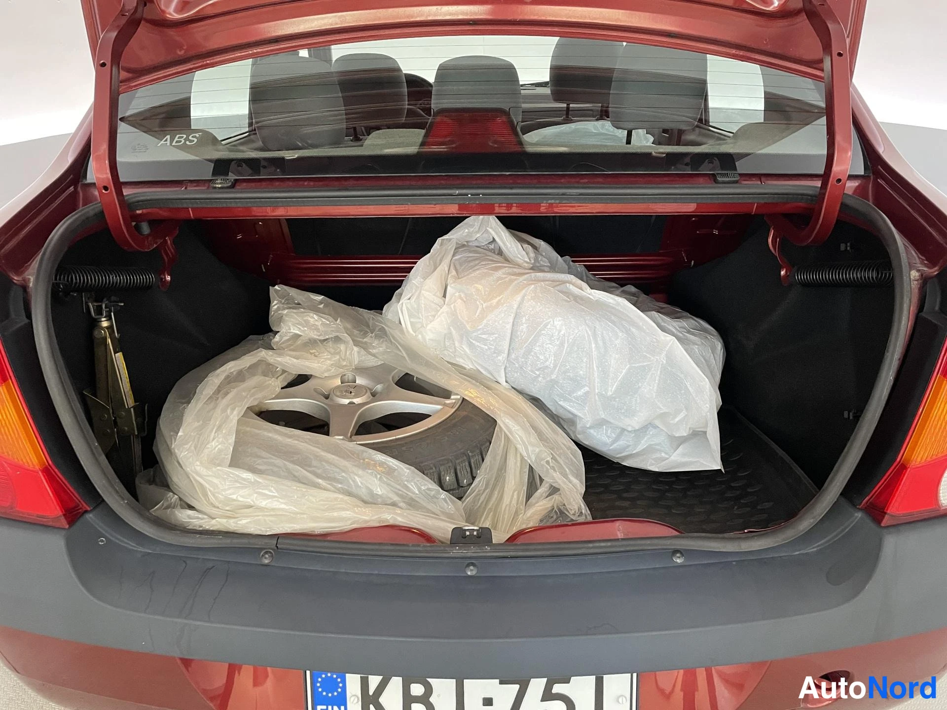 Punainen Dacia Logan 2006, tavaratila, kuva 14