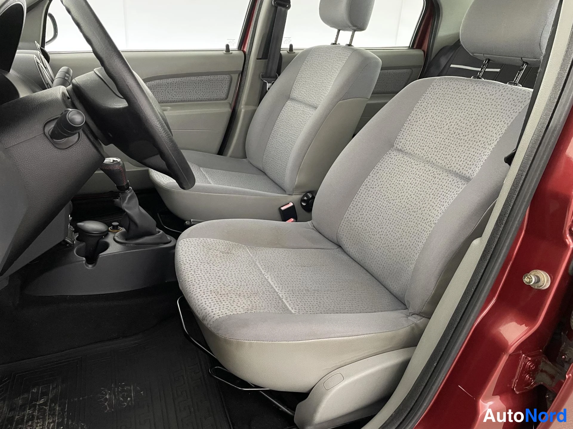Punainen Dacia Logan 2006, etuistuimet, kuva 9