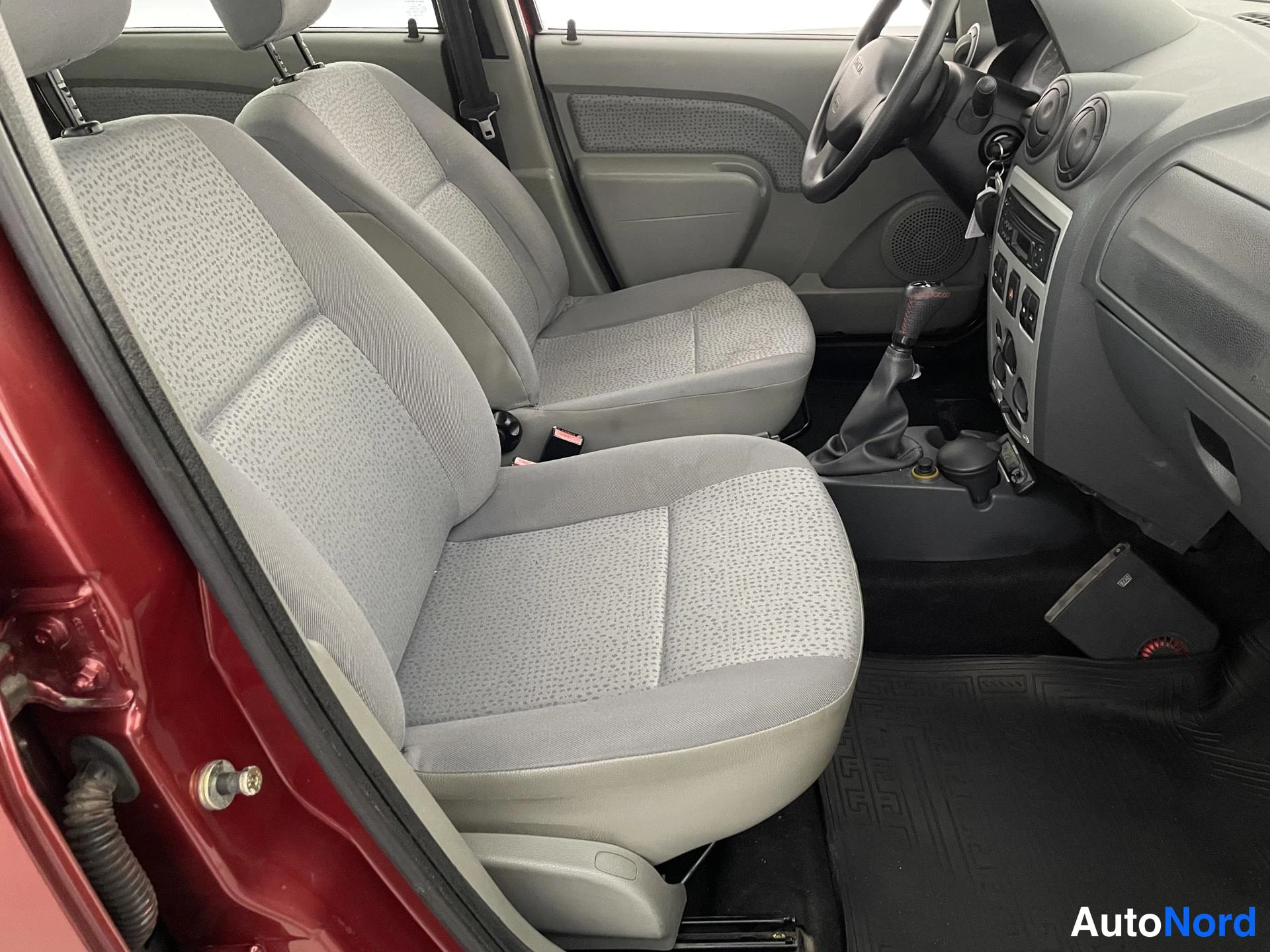 Punainen Dacia Logan 2006, etuistuimet, kuva 10