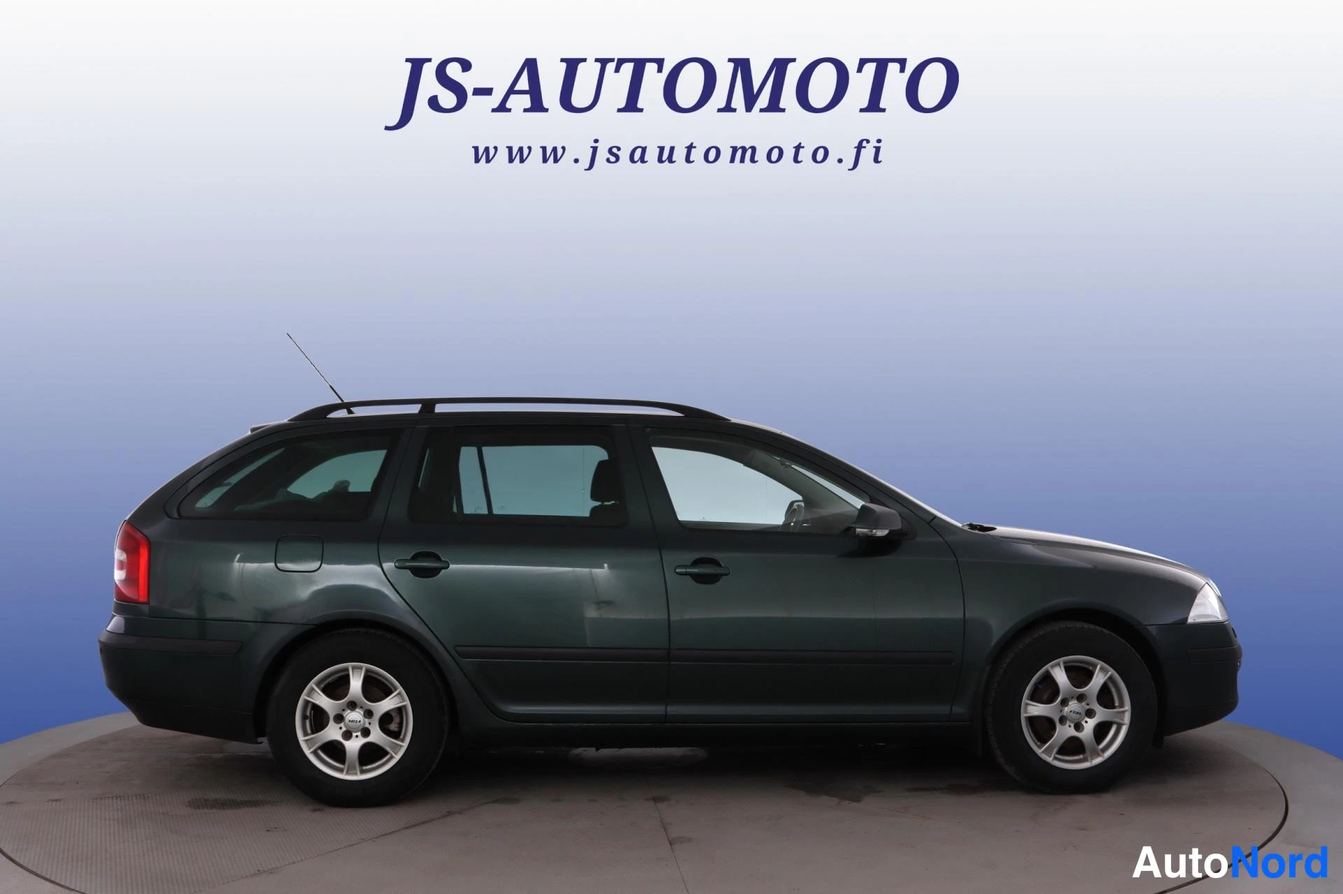 Vihreä Skoda Octavia 2008, sivulta, kuva 3
