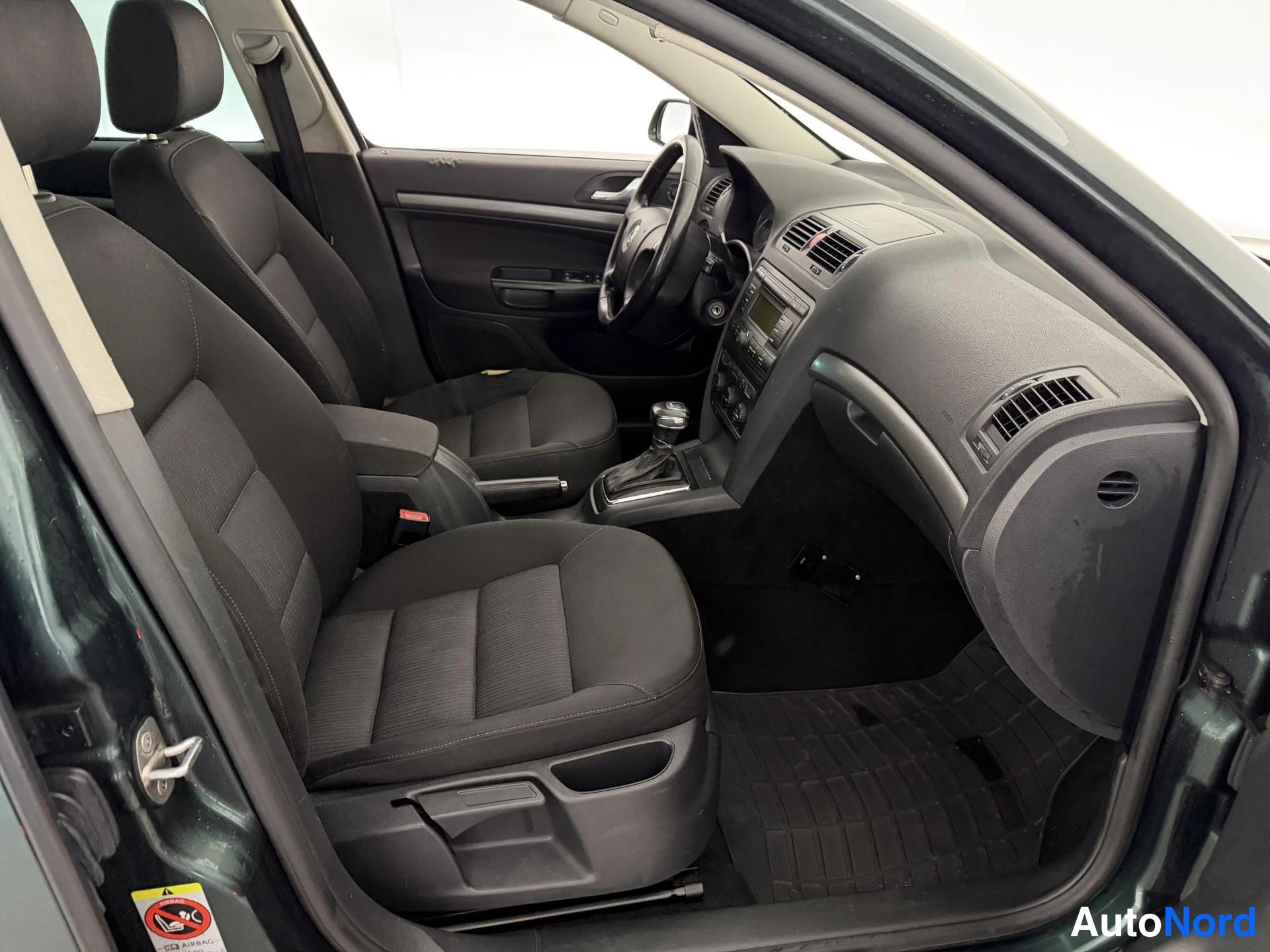 Vihreä Skoda Octavia 2008, ohjaamo, kuva 9