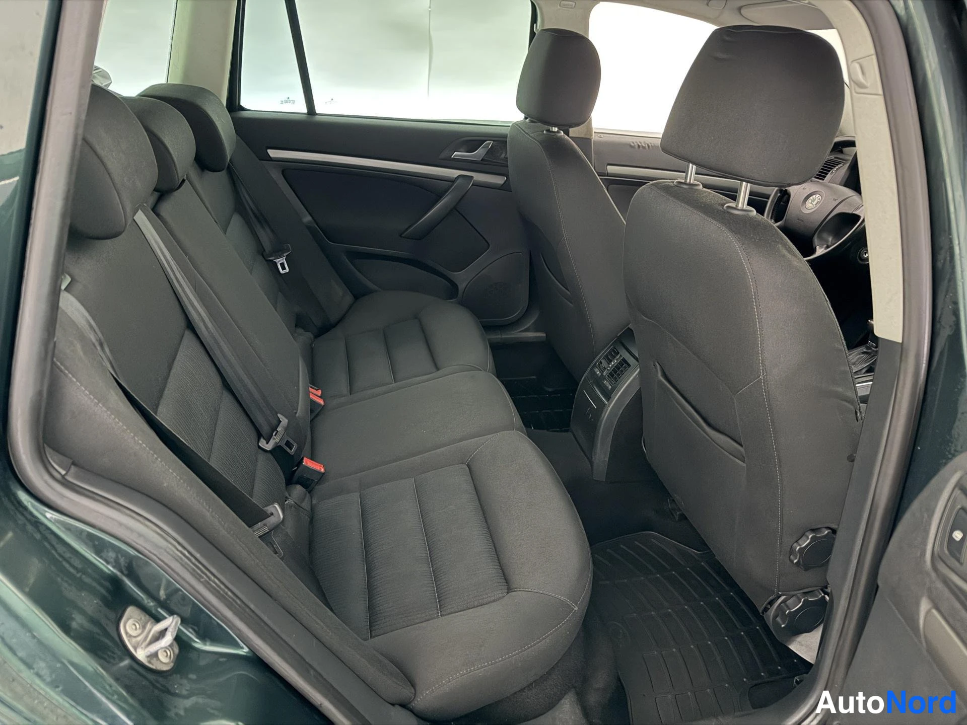 Vihreä Skoda Octavia 2008, takaistuimet, kuva 12