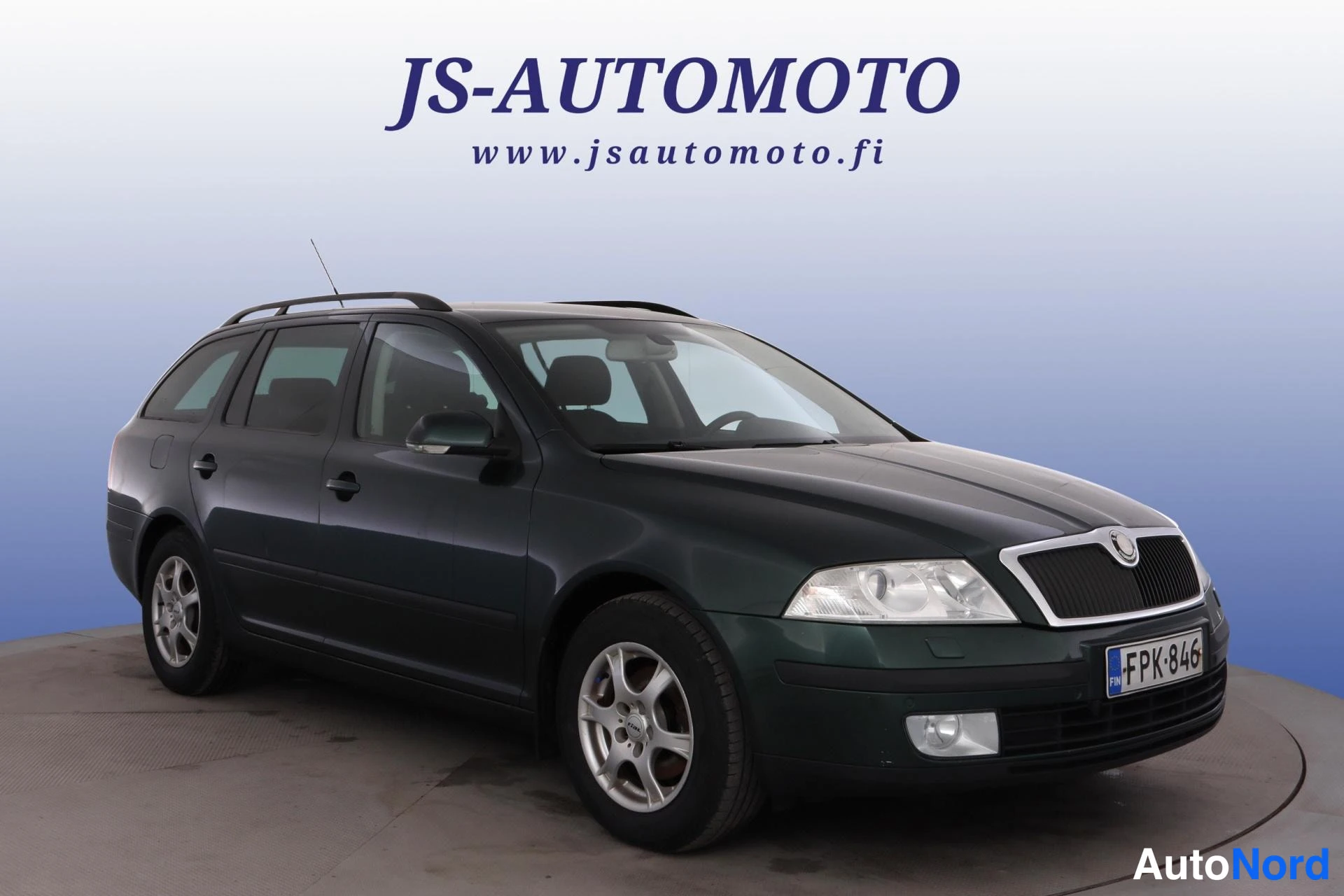Vihreä Skoda Octavia 2008, etuviisto, keula oikealle, kuva 2