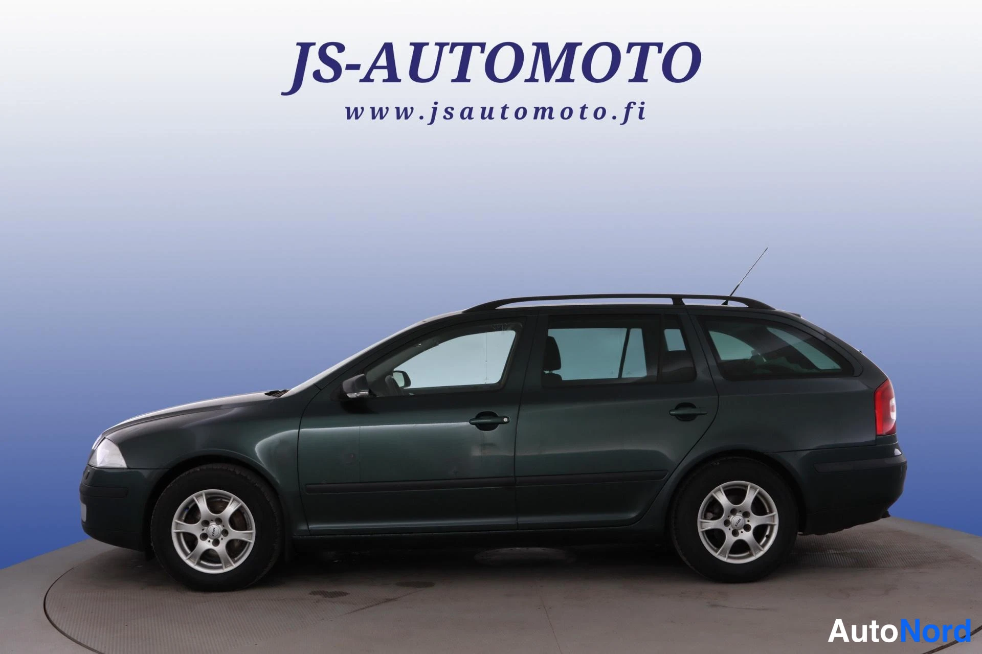 Vihreä Skoda Octavia 2008, sivulta, kuva 4