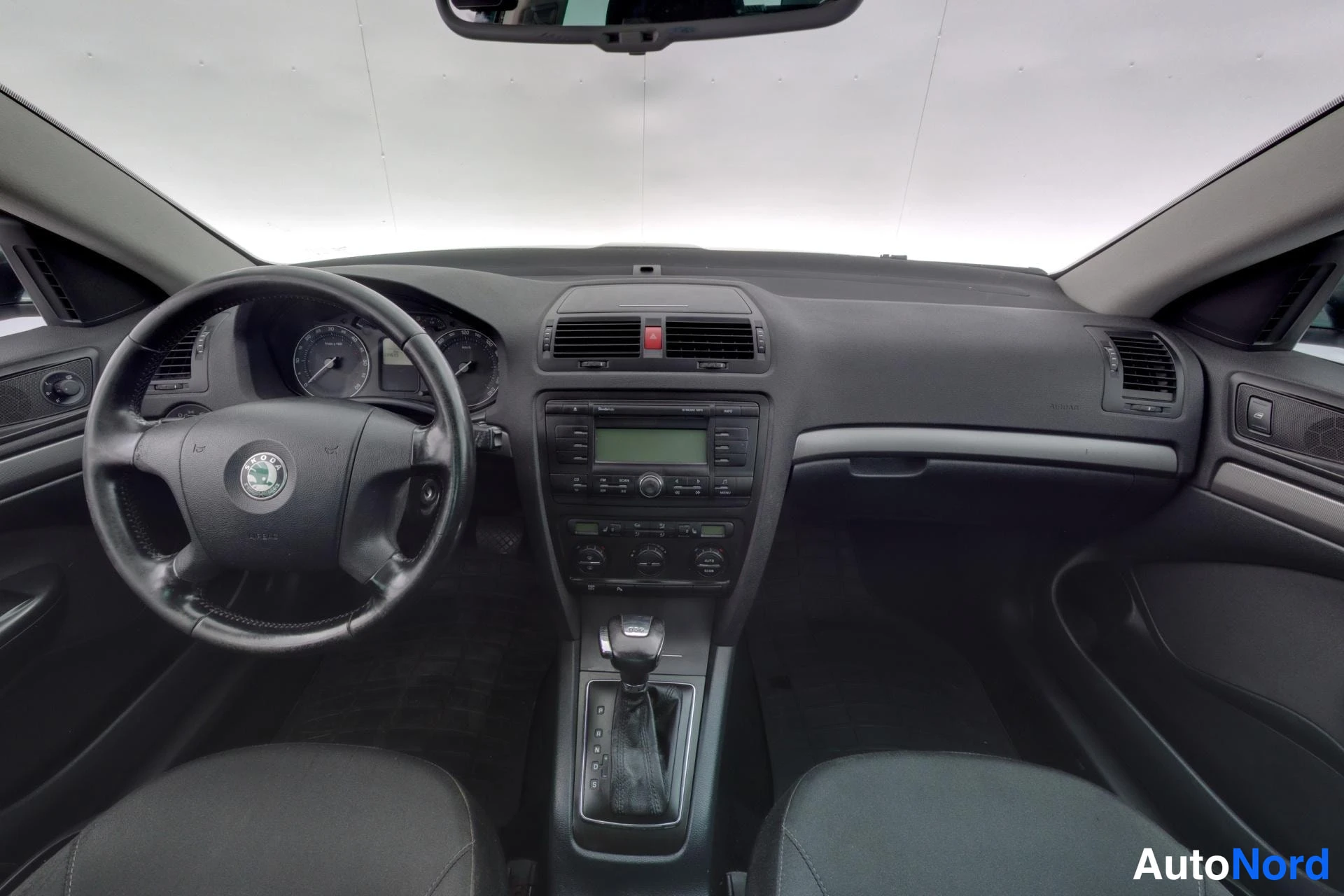 Vihreä Skoda Octavia 2008, ohjaamo, kuva 7