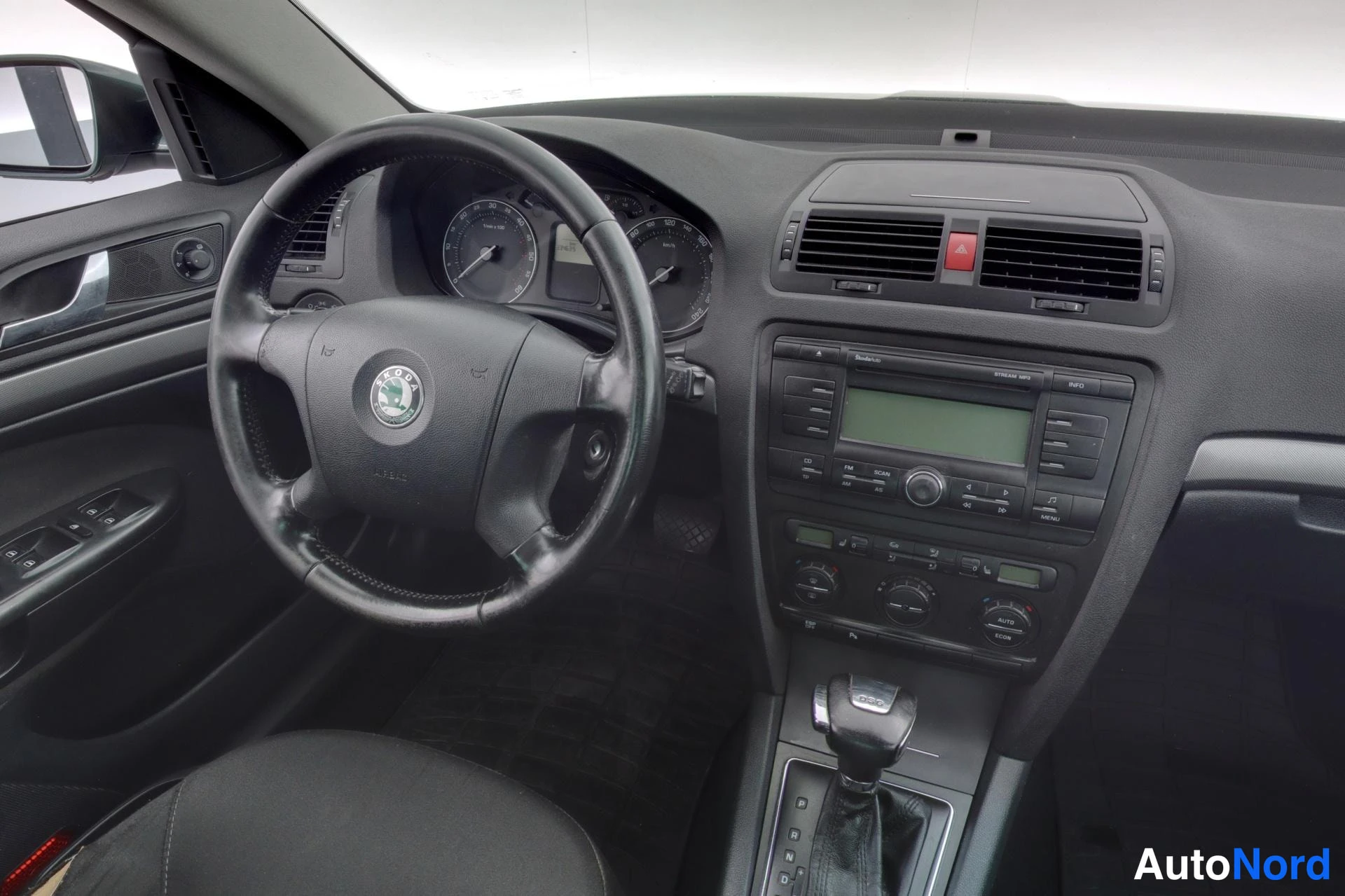 Vihreä Skoda Octavia 2008, ohjaamo, kuva 8