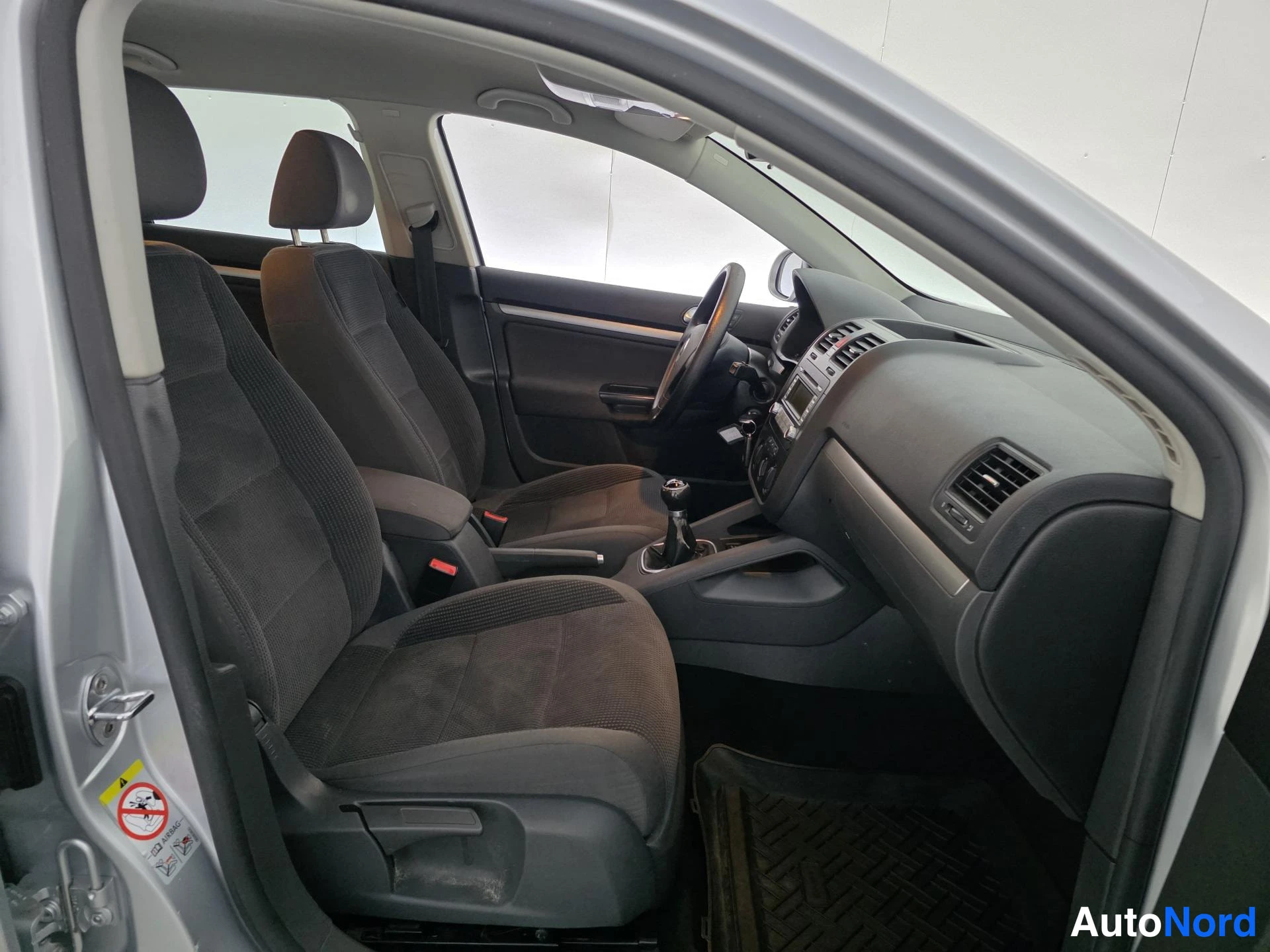 Harmaa Volkswagen Golf 2008, etuistuimet, kuva 11