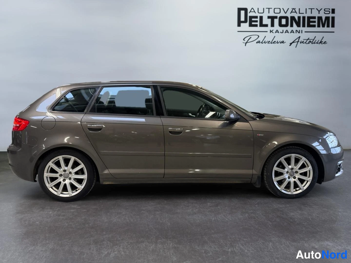 Harmaa Audi A3 2011, etuviisto, keula oikealle, kuva 2