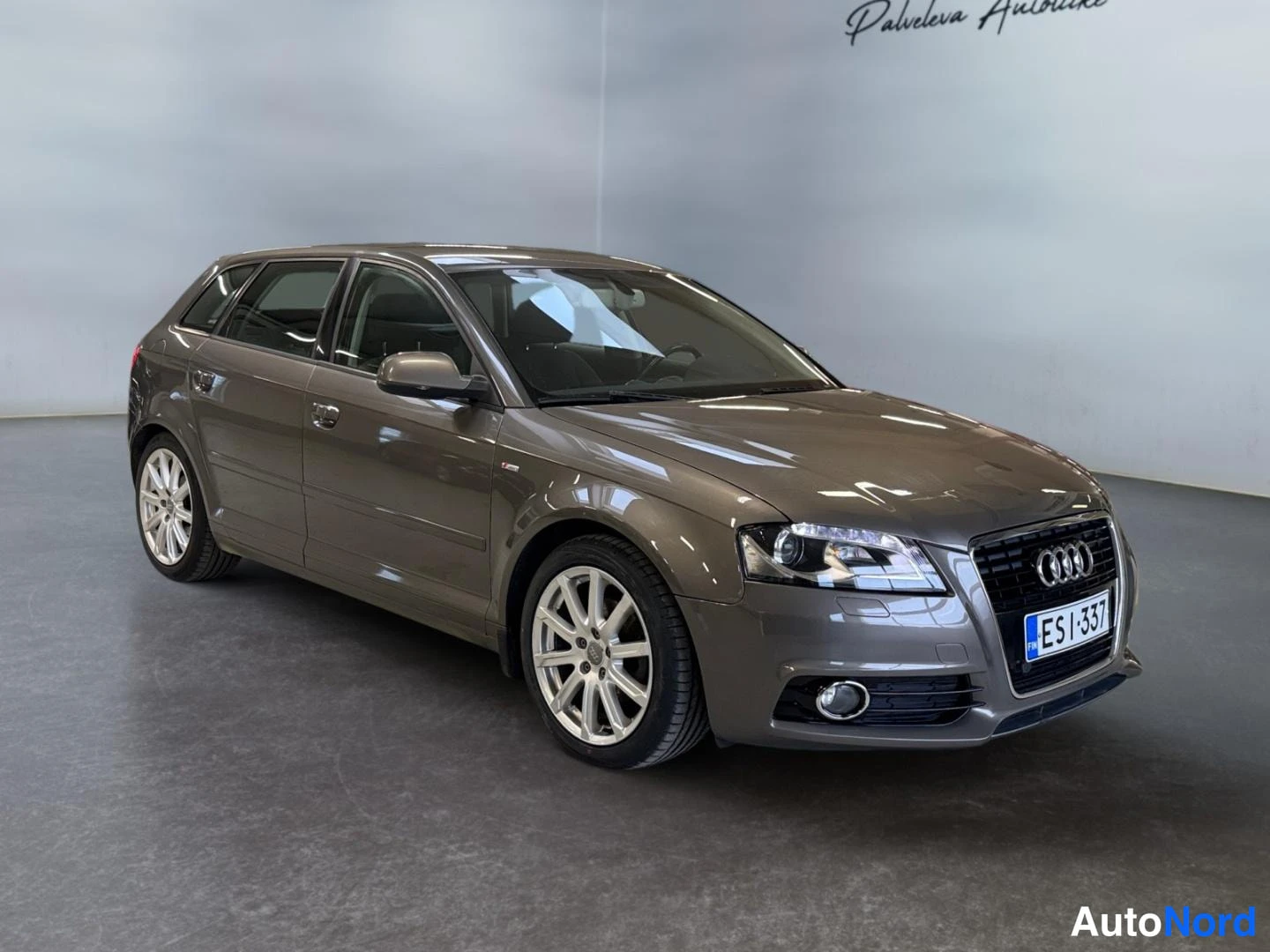 Harmaa Audi A3 2011, etuviisto, keula oikealle, kuva 3