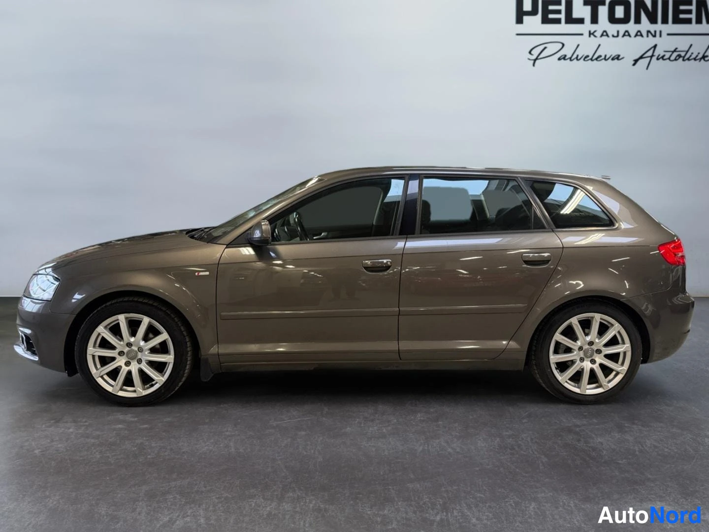 Harmaa Audi A3 2011, sivulta, kuva 5