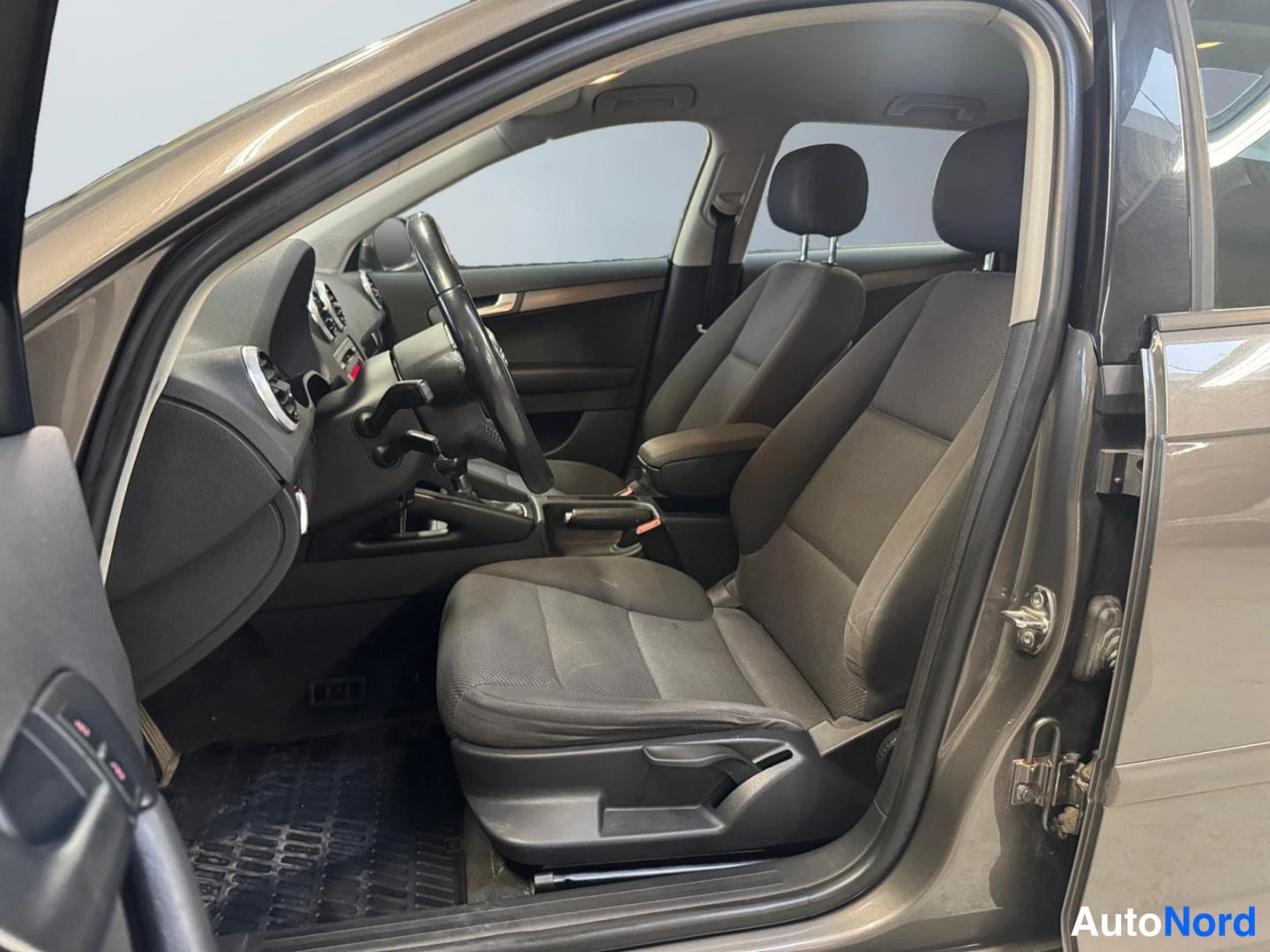 Harmaa Audi A3 2011, etuistuimet, kuva 10