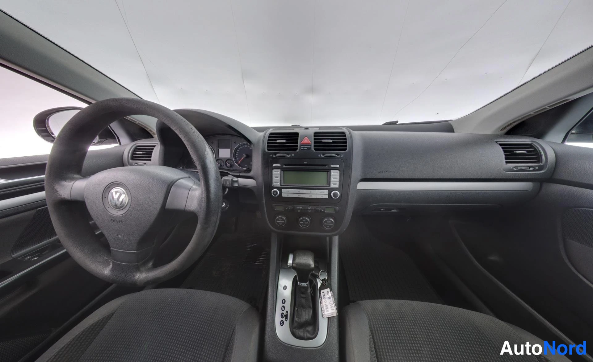 Musta Volkswagen Golf 2008, ohjaamo, kuva 7