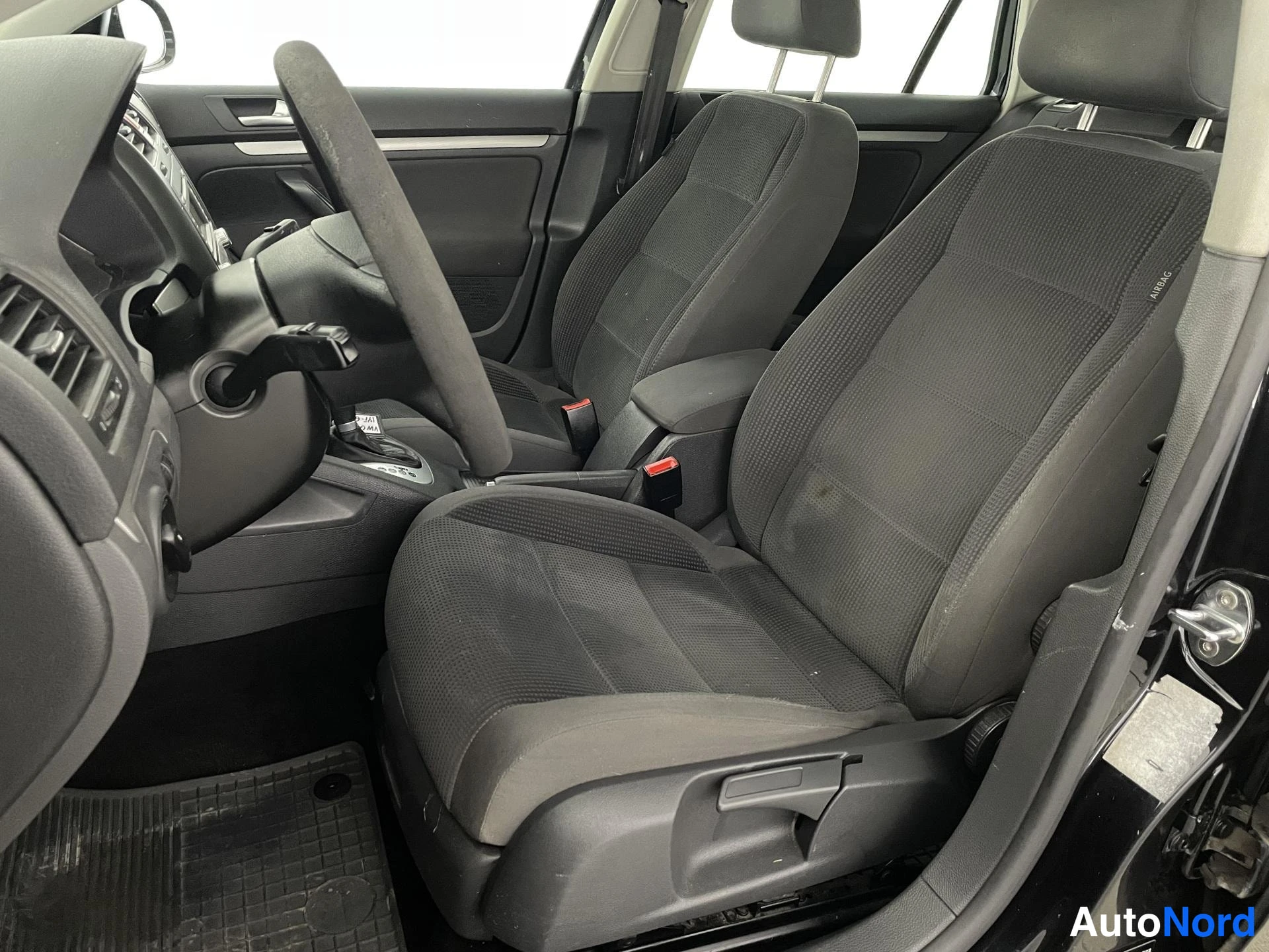 Musta Volkswagen Golf 2008, etuistuimet, kuva 8