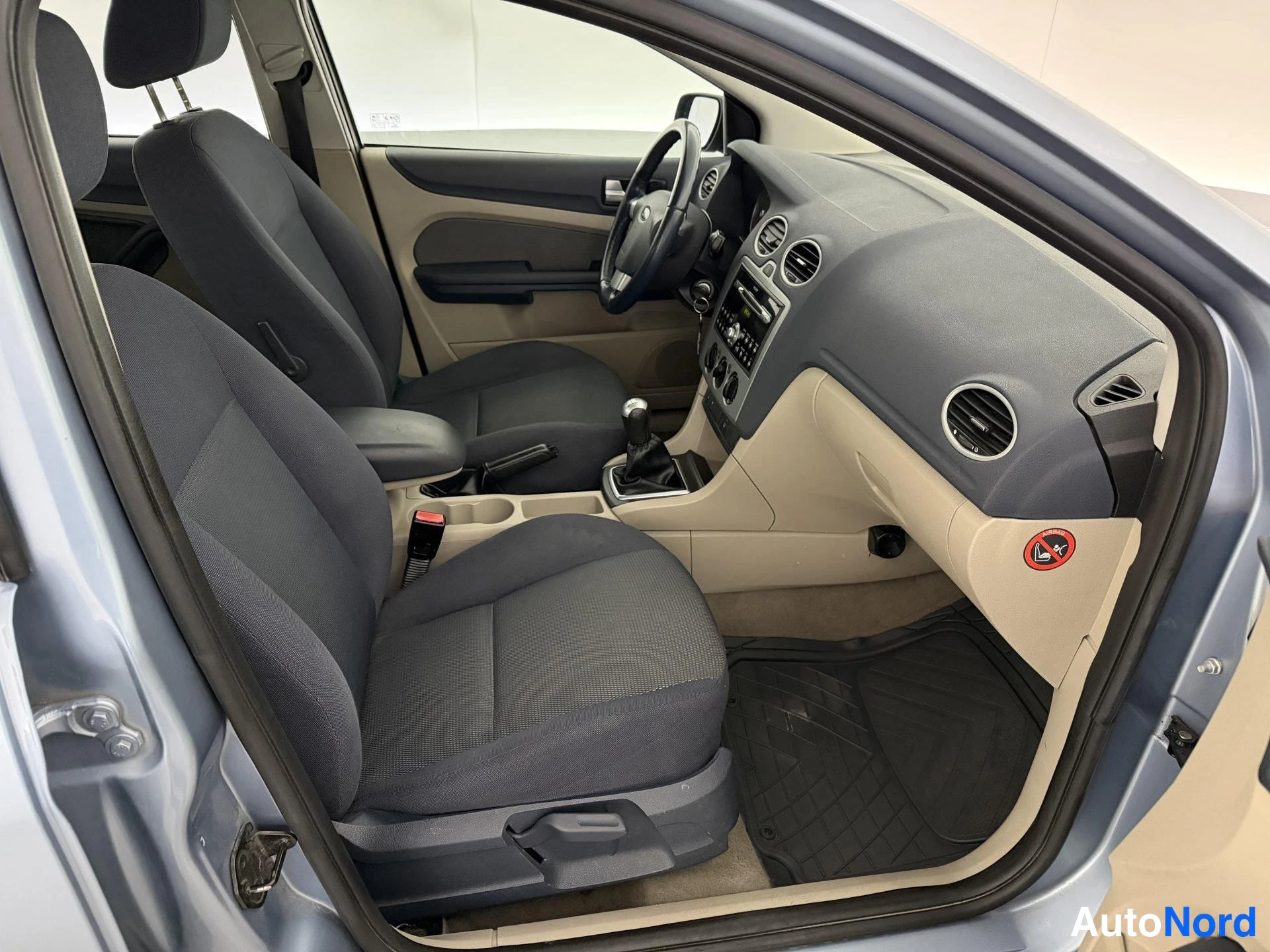 Sininen Ford Focus 2005, etuistuimet, kuva 9