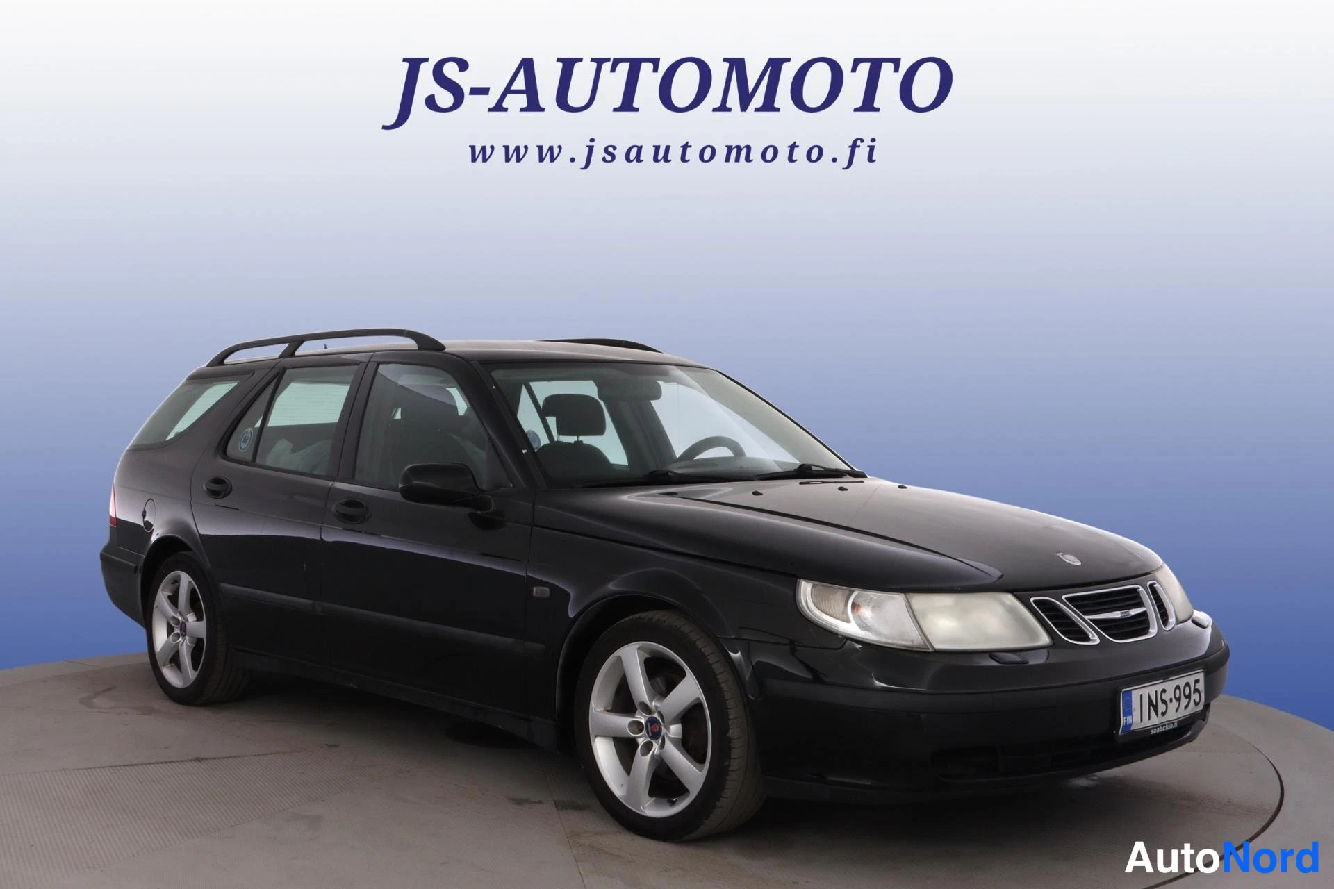Svart Saab 9-5 2005, snett framifrån, fronten åt höger, bild 3