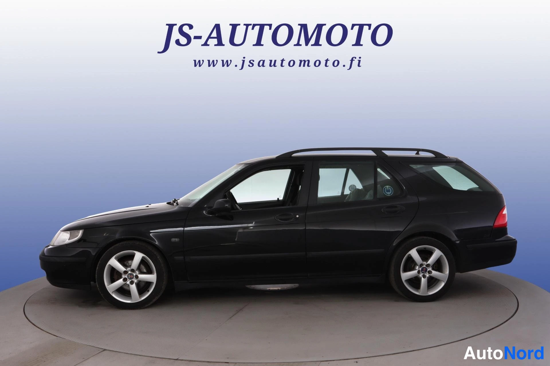 Svart Saab 9-5 2005, snett framifrån, fronten åt vänster, bild 2