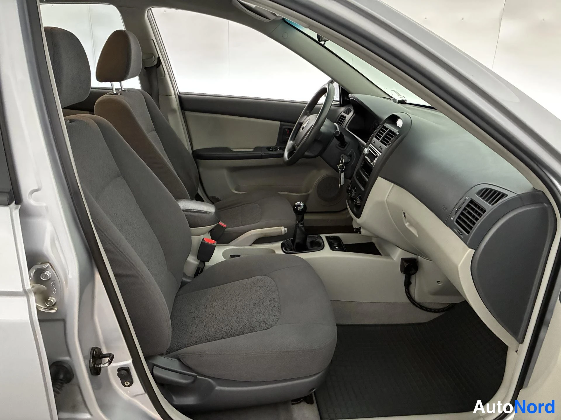 Harmaa Kia Cerato 2005, ohjaamo, kuva 11