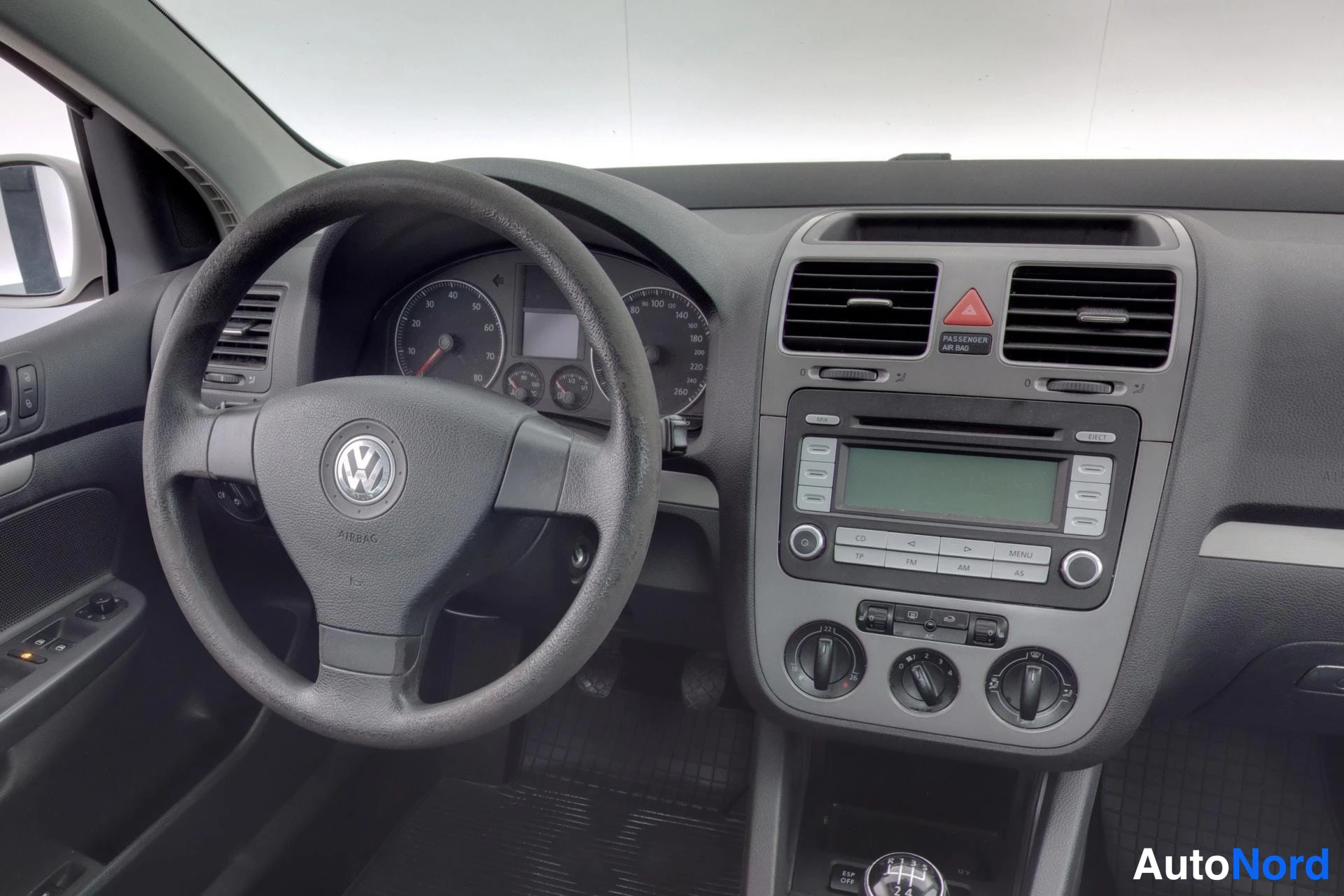 Valkoinen Volkswagen Golf 2007, ohjaamo, kuva 9