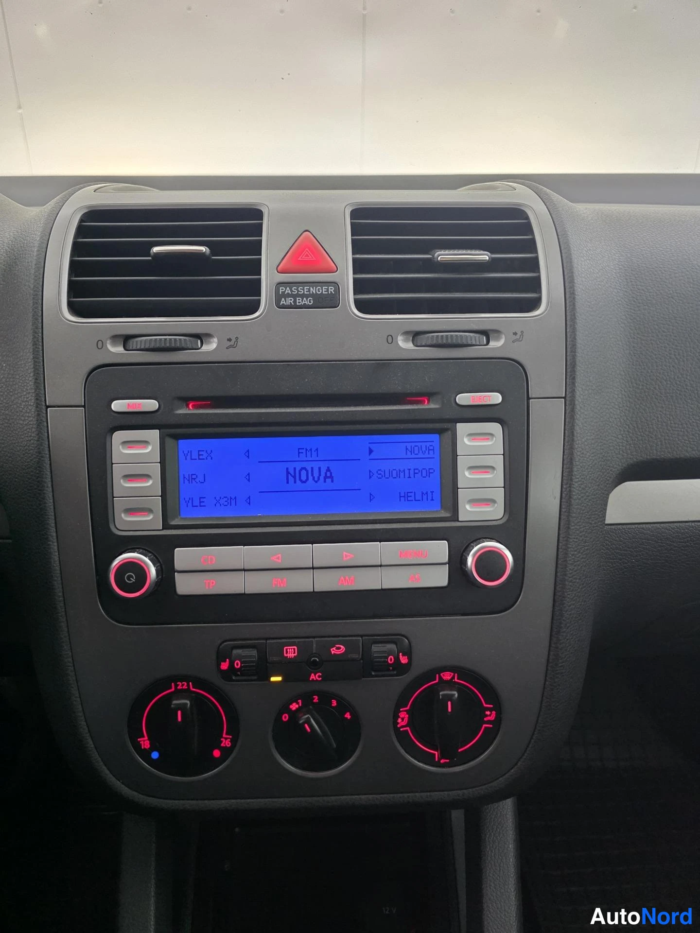 Valkoinen Volkswagen Golf 2007, yksityiskohta, kuva 15