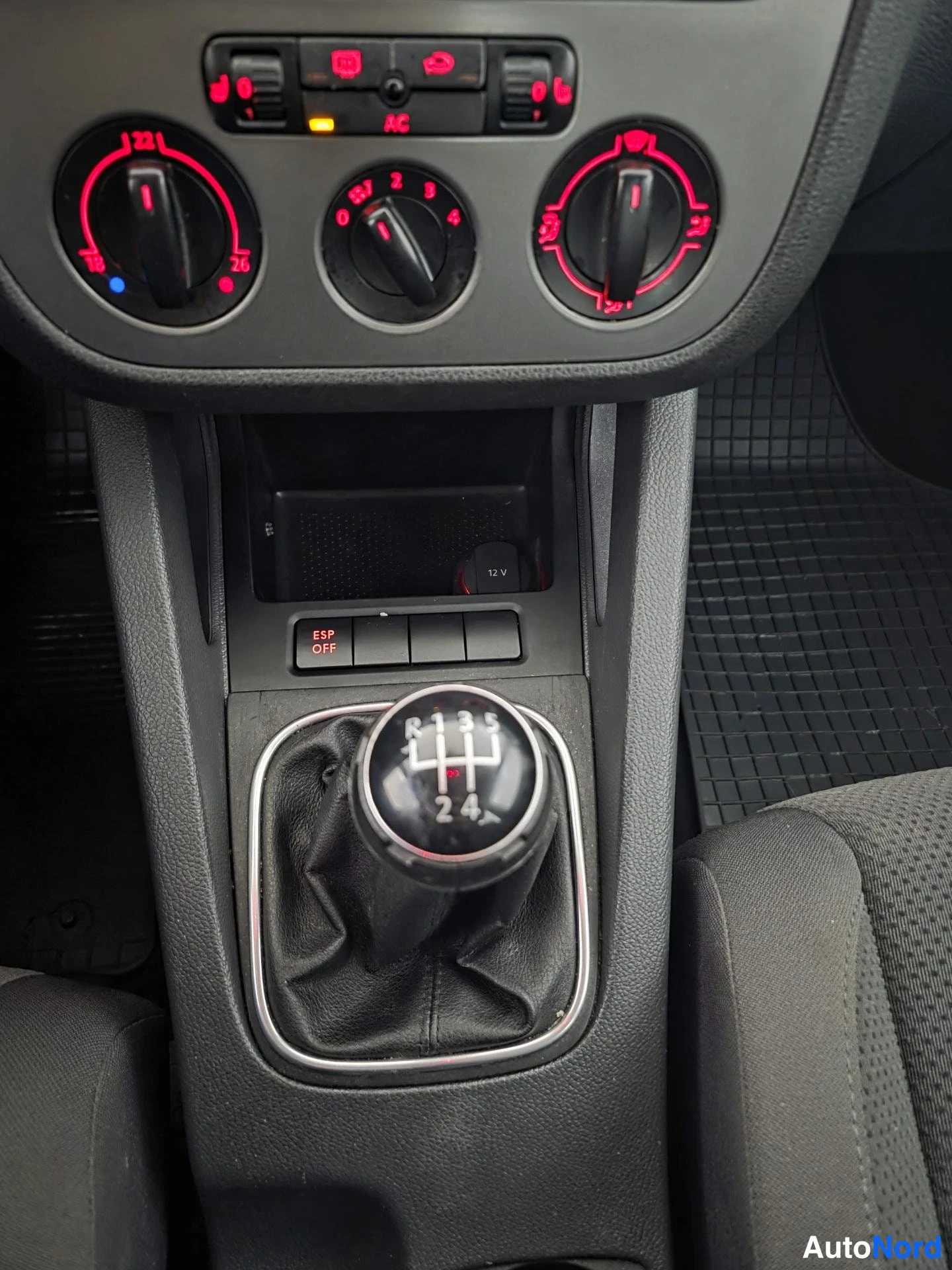 Valkoinen Volkswagen Golf 2007, yksityiskohta, kuva 16