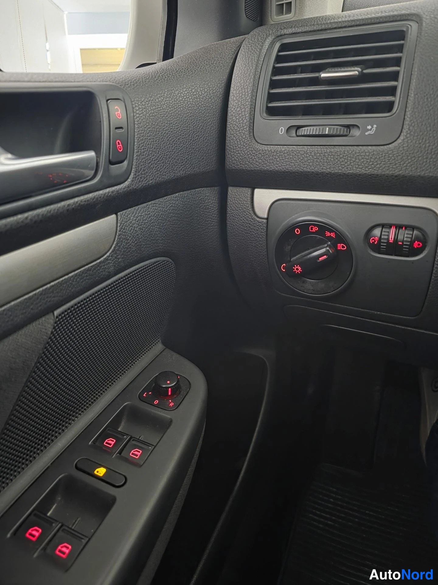 Valkoinen Volkswagen Golf 2007, yksityiskohta, kuva 17