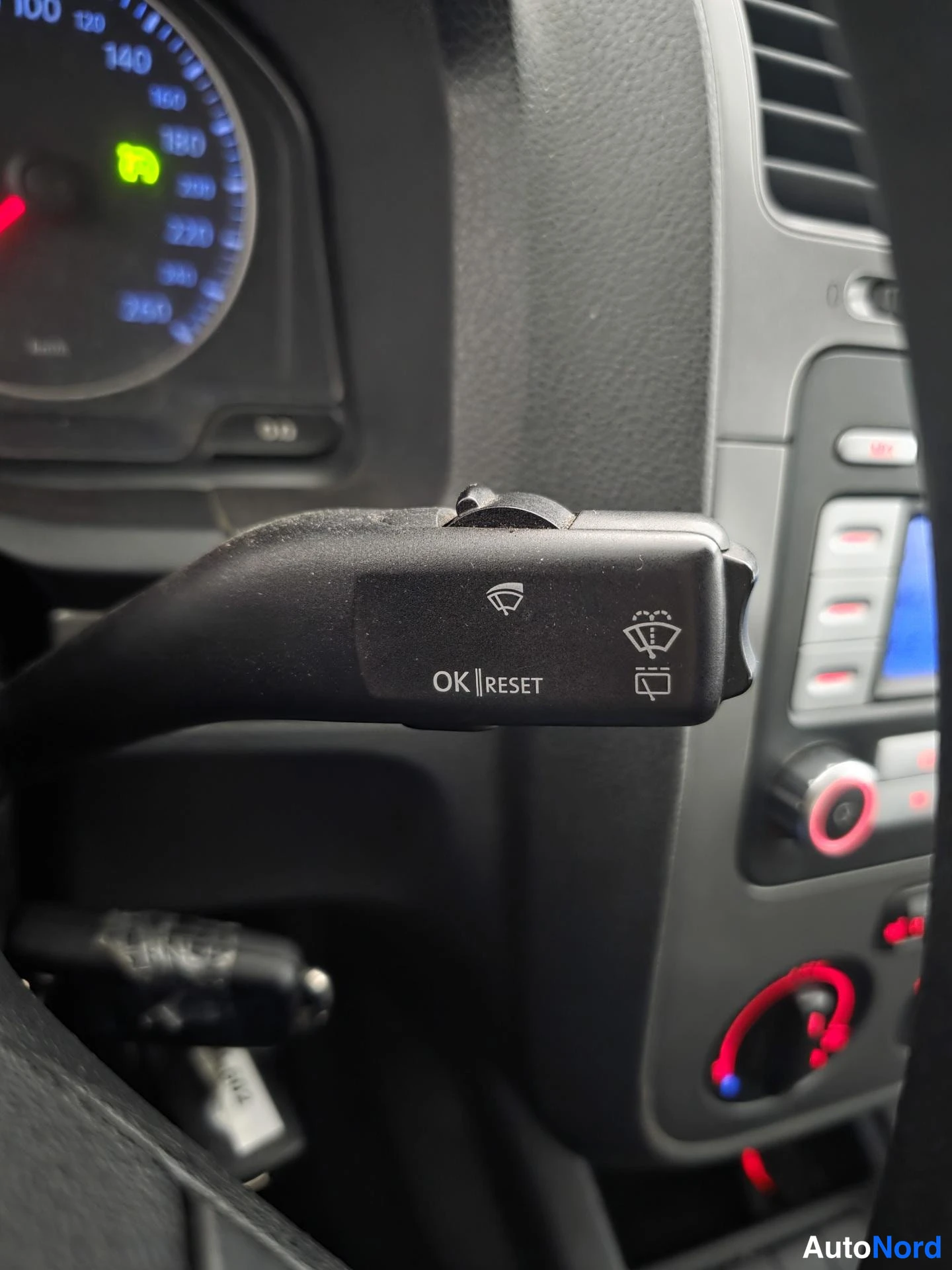 Valkoinen Volkswagen Golf 2007, yksityiskohta, kuva 19