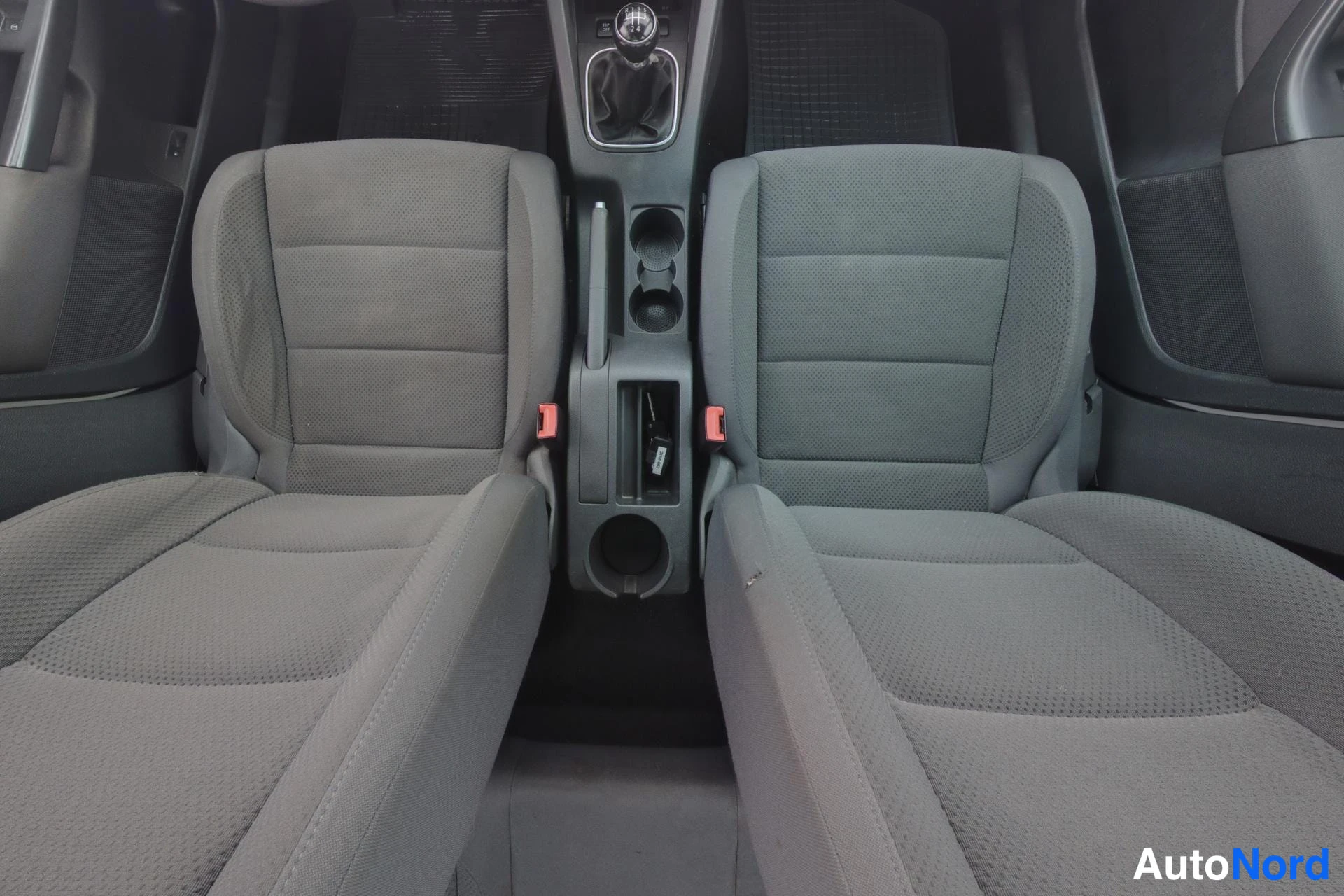 Valkoinen Volkswagen Golf 2007, takaistuimet, kuva 13