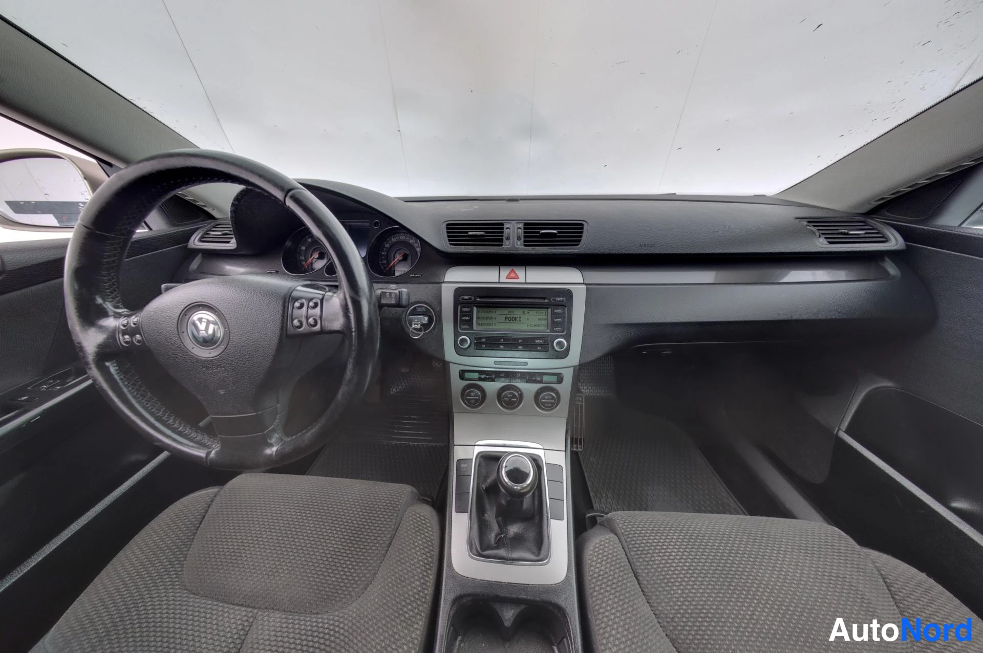 Beige Volkswagen Passat 2006, ohjaamo, kuva 8