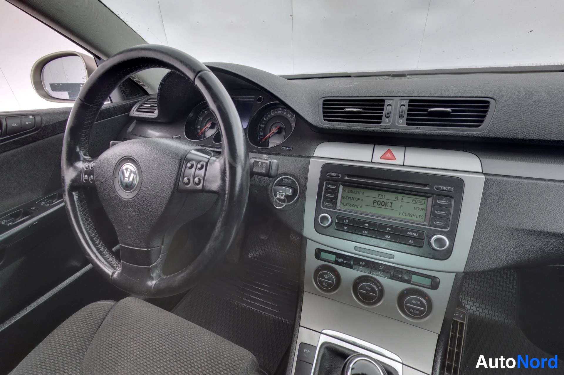 Beige Volkswagen Passat 2006, ohjaamo, kuva 9
