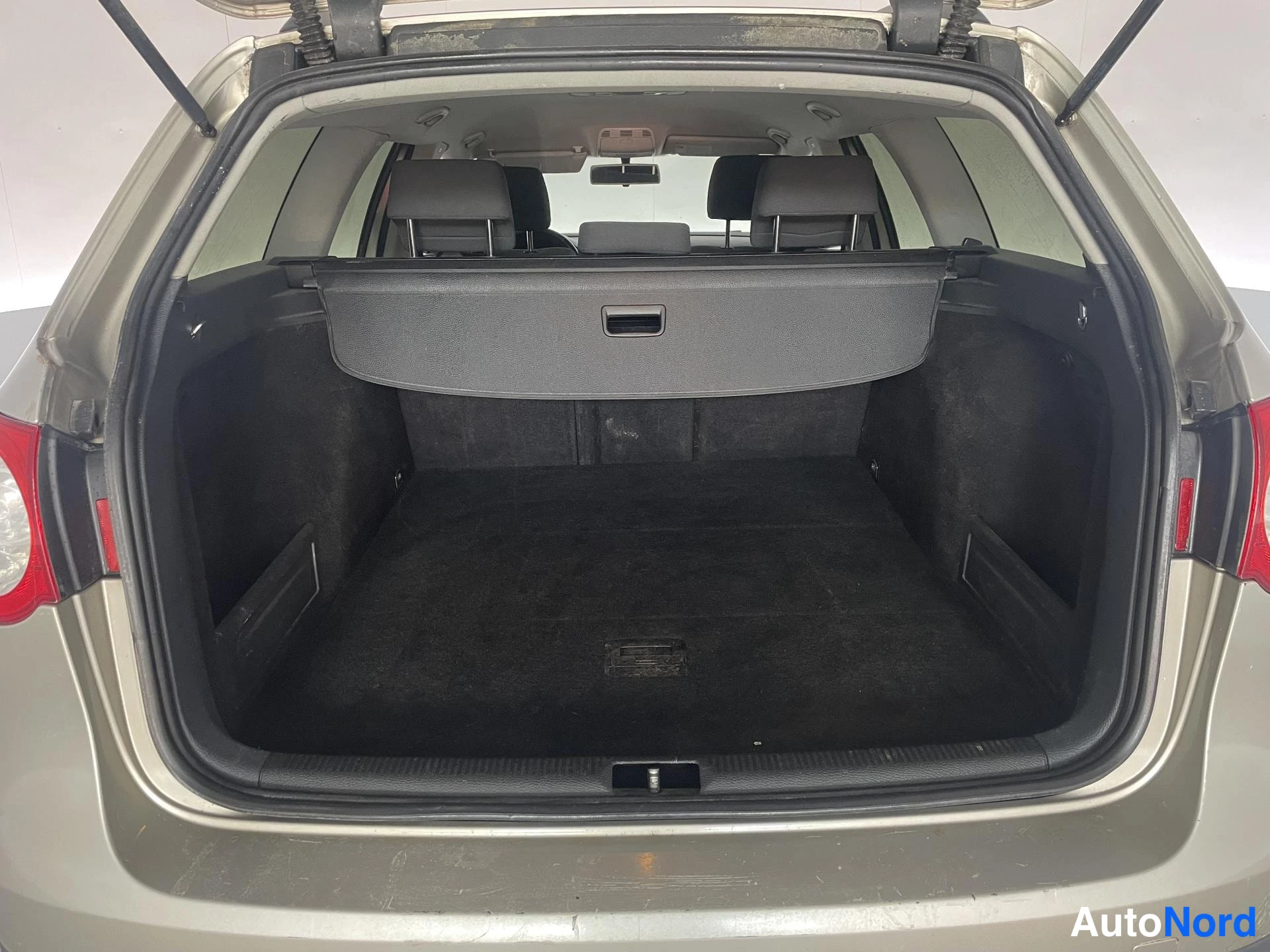 Beige Volkswagen Passat 2006, tavaratila, kuva 14