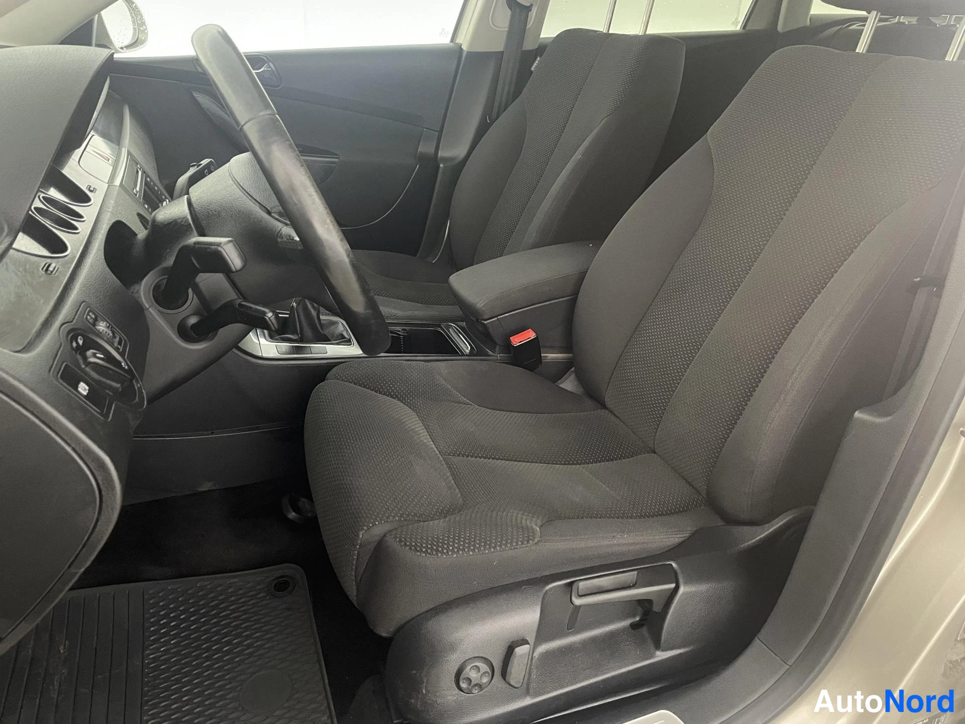 Beige Volkswagen Passat 2006, ohjaamo, kuva 7