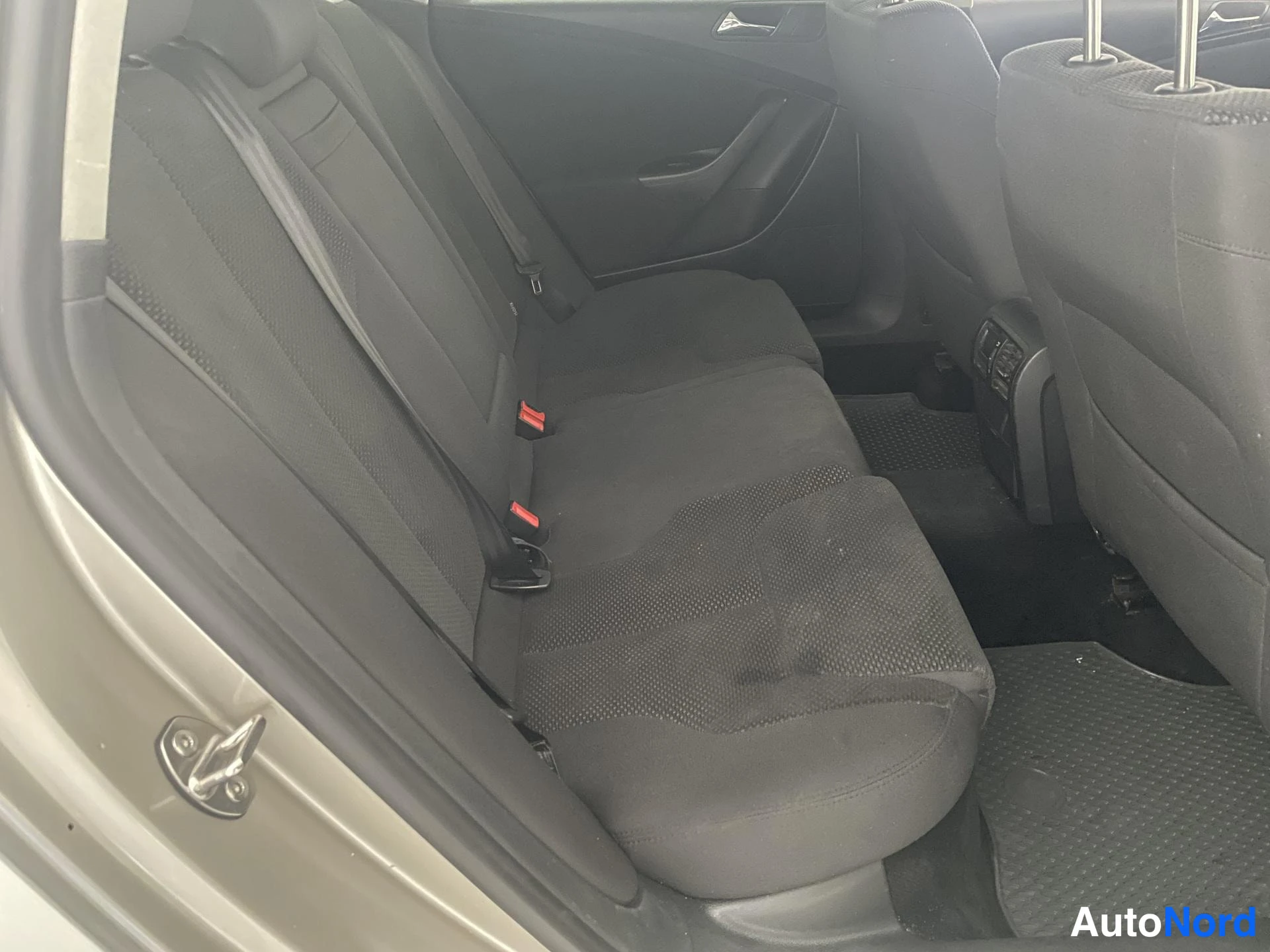 Beige Volkswagen Passat 2006, takaistuimet, kuva 12