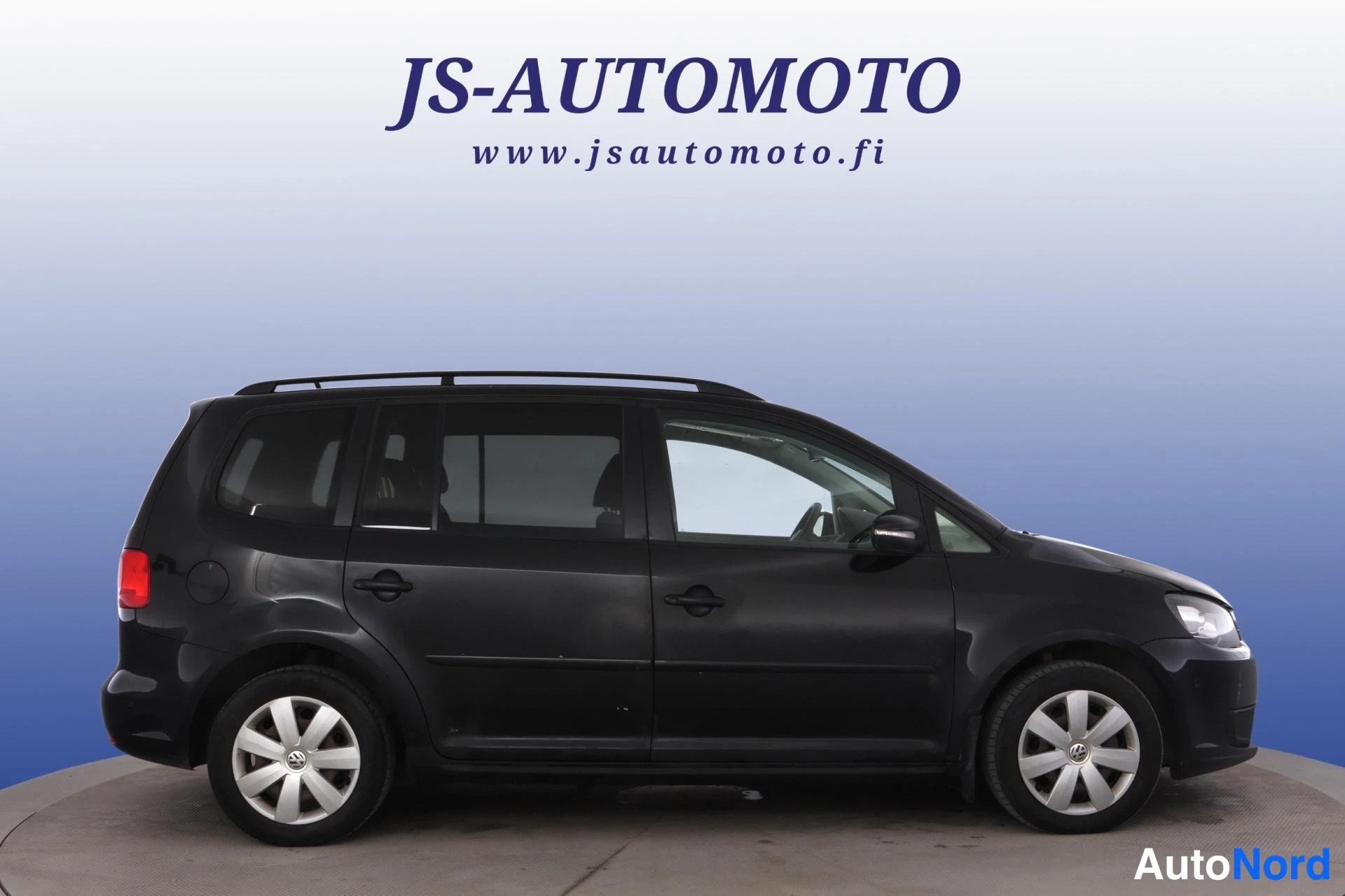 Musta Volkswagen Touran 2011, etuviisto, keula oikealle, kuva 3